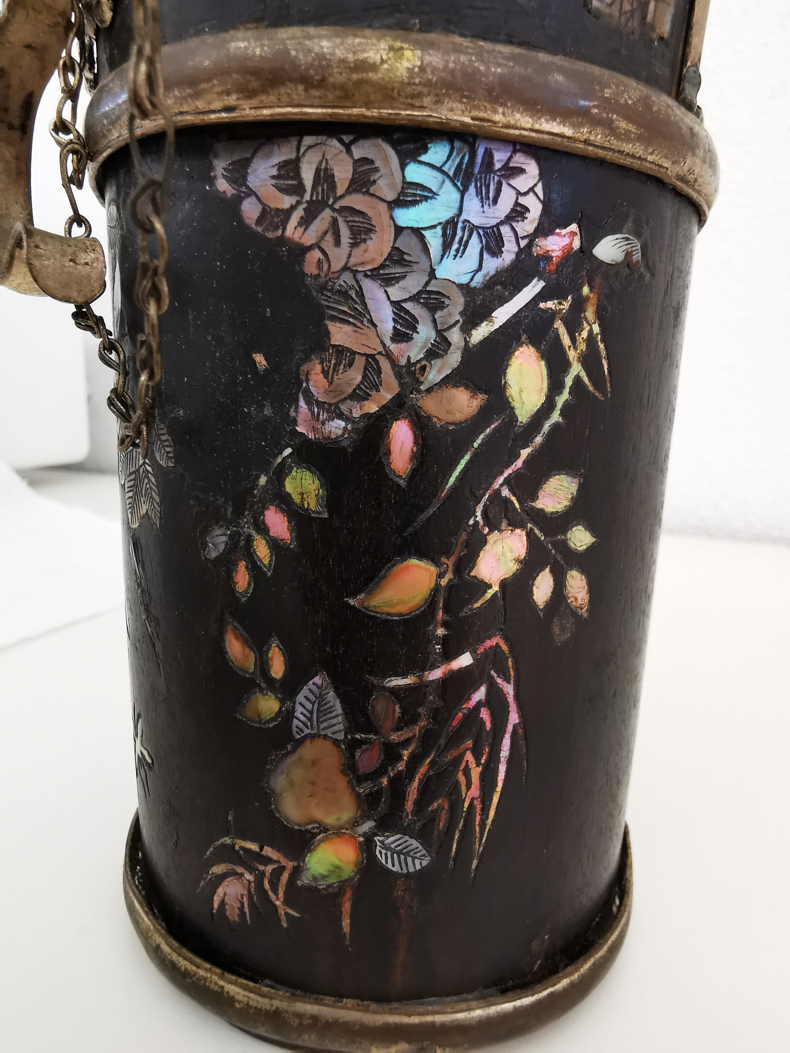Detail h: Opiumpfeife wohl eines Beamten, China, Quing -Dynastie bzw. 19.Jh., schwarz lackiertes Holz, Perlmutteinlagen mit floralen und Vogelmotiven, ...