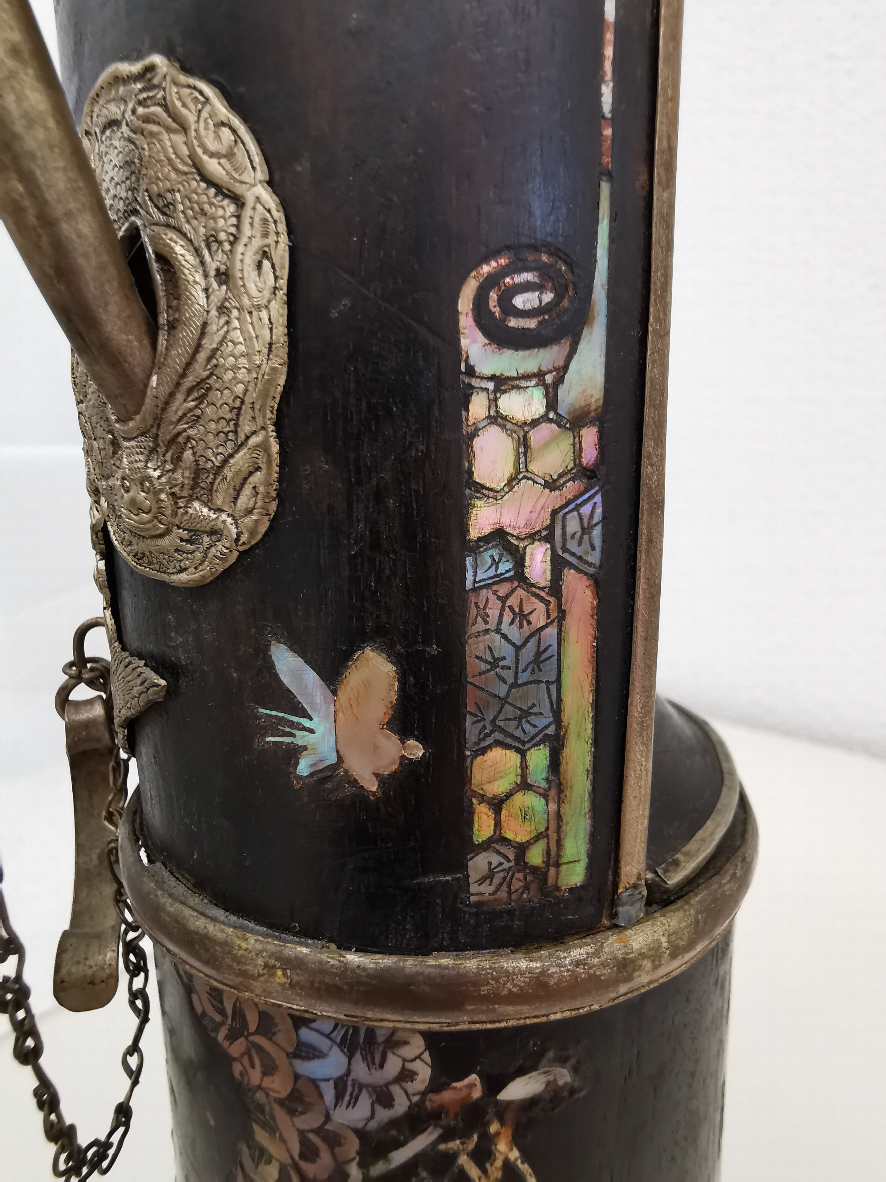 Detail i: Opiumpfeife wohl eines Beamten, China, Quing -Dynastie bzw. 19.Jh., schwarz lackiertes Holz, Perlmutteinlagen mit floralen und Vogelmotiven, ...