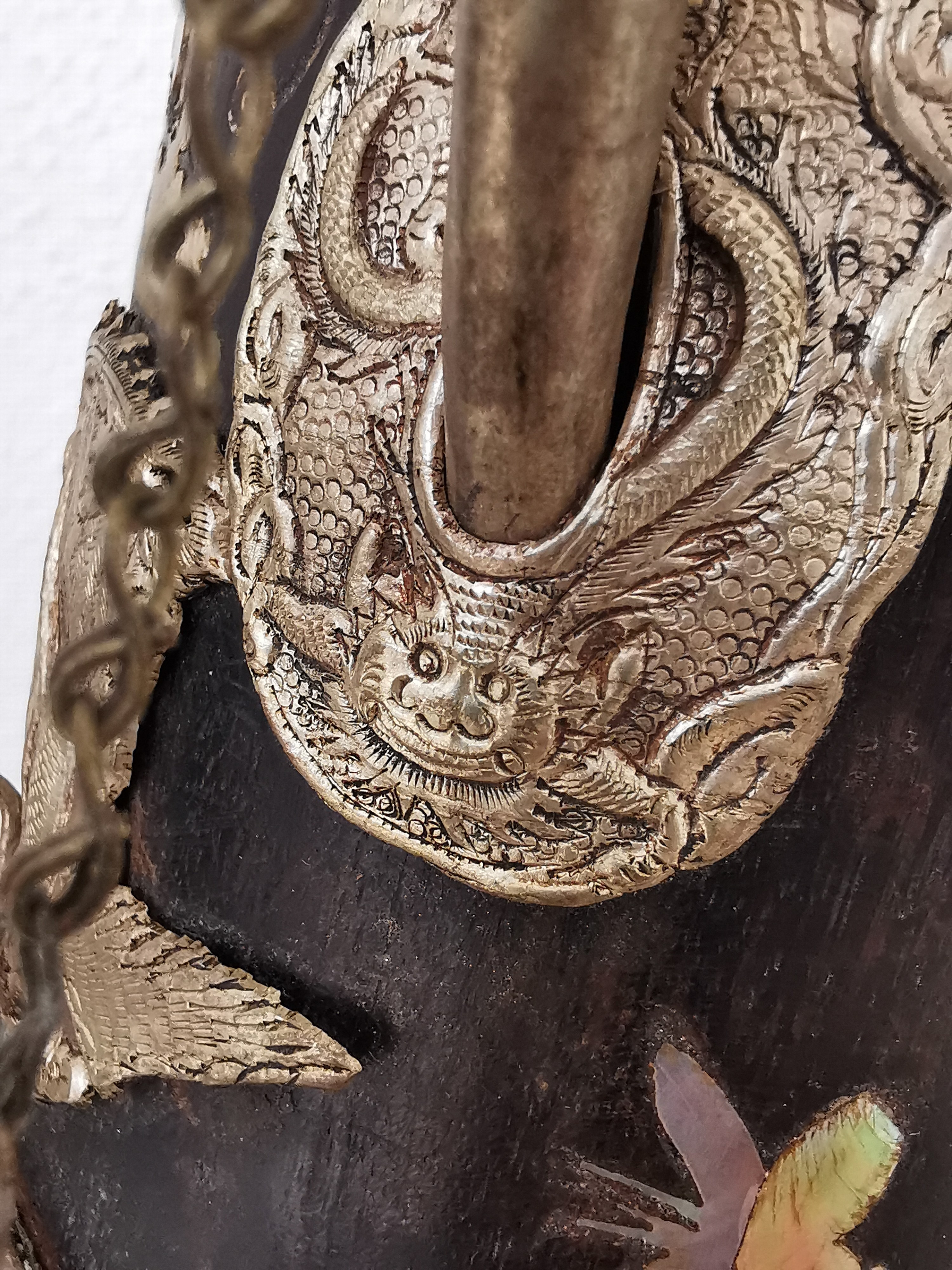 Detail j: Opiumpfeife wohl eines Beamten, China, Quing -Dynastie bzw. 19.Jh., schwarz lackiertes Holz, Perlmutteinlagen mit floralen und Vogelmotiven, ...