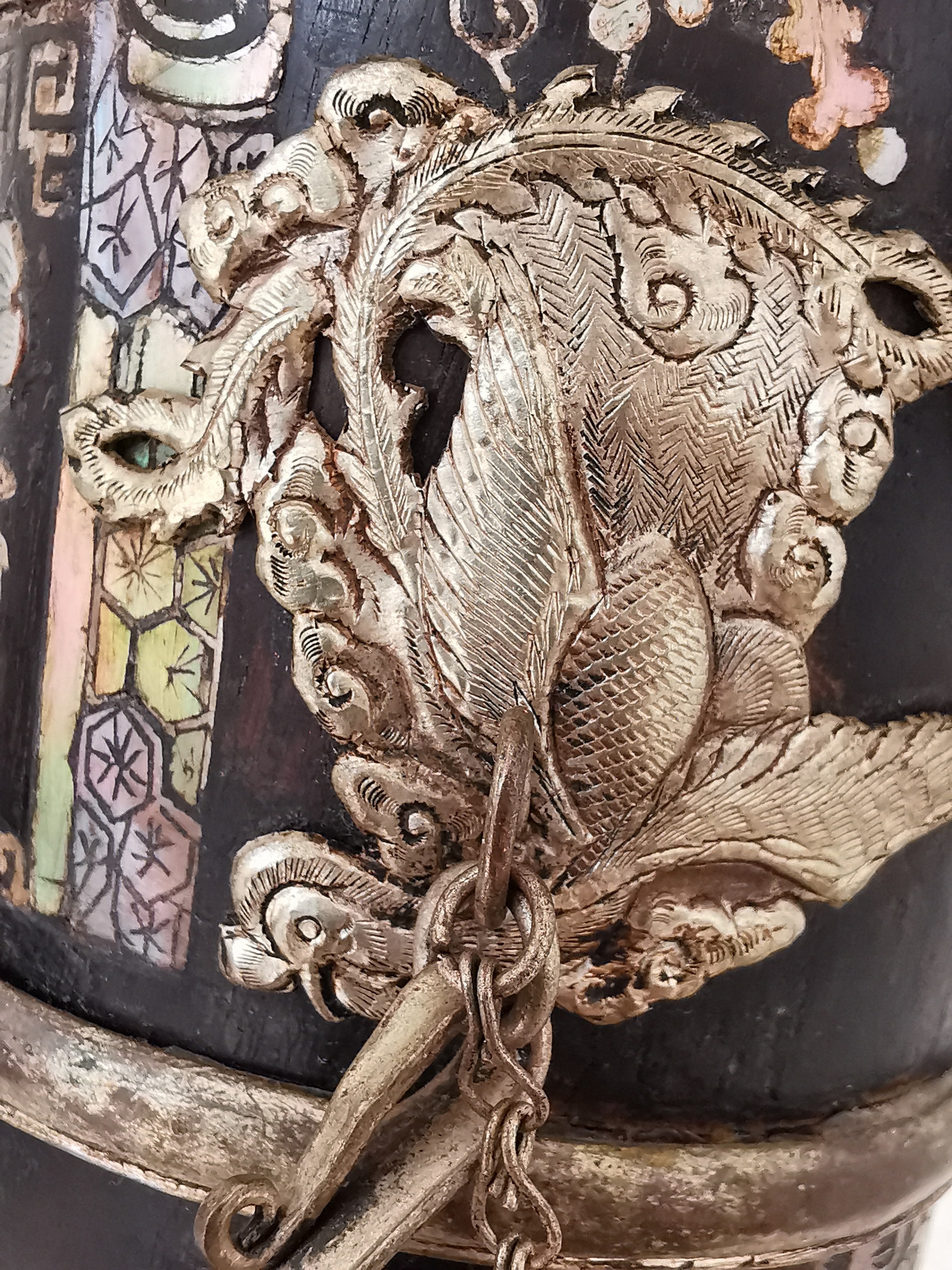 Detail k: Opiumpfeife wohl eines Beamten, China, Quing -Dynastie bzw. 19.Jh., schwarz lackiertes Holz, Perlmutteinlagen mit floralen und Vogelmotiven, ...