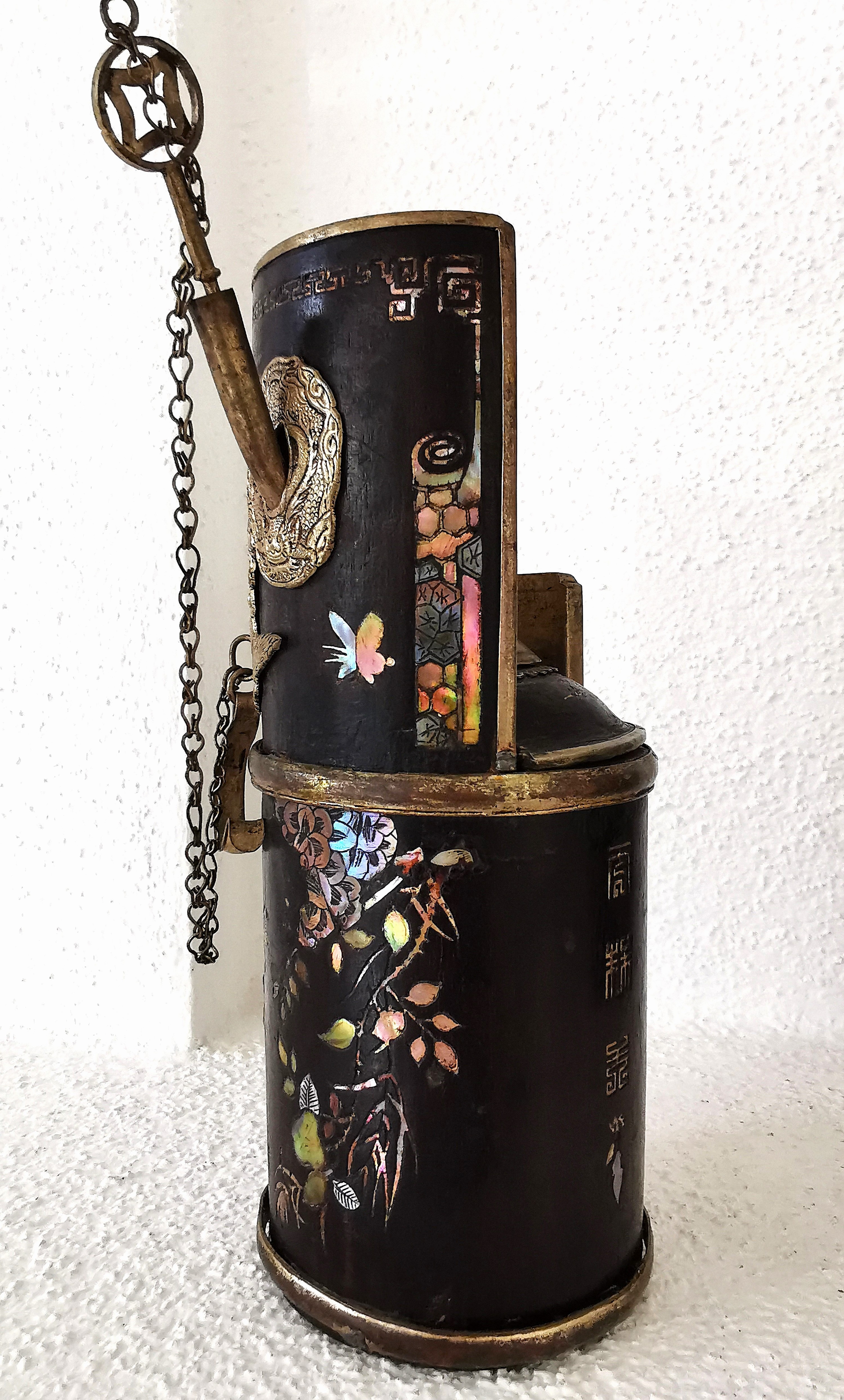 Detail l: Opiumpfeife wohl eines Beamten, China, Quing -Dynastie bzw. 19.Jh., schwarz lackiertes Holz, Perlmutteinlagen mit floralen und Vogelmotiven, ...