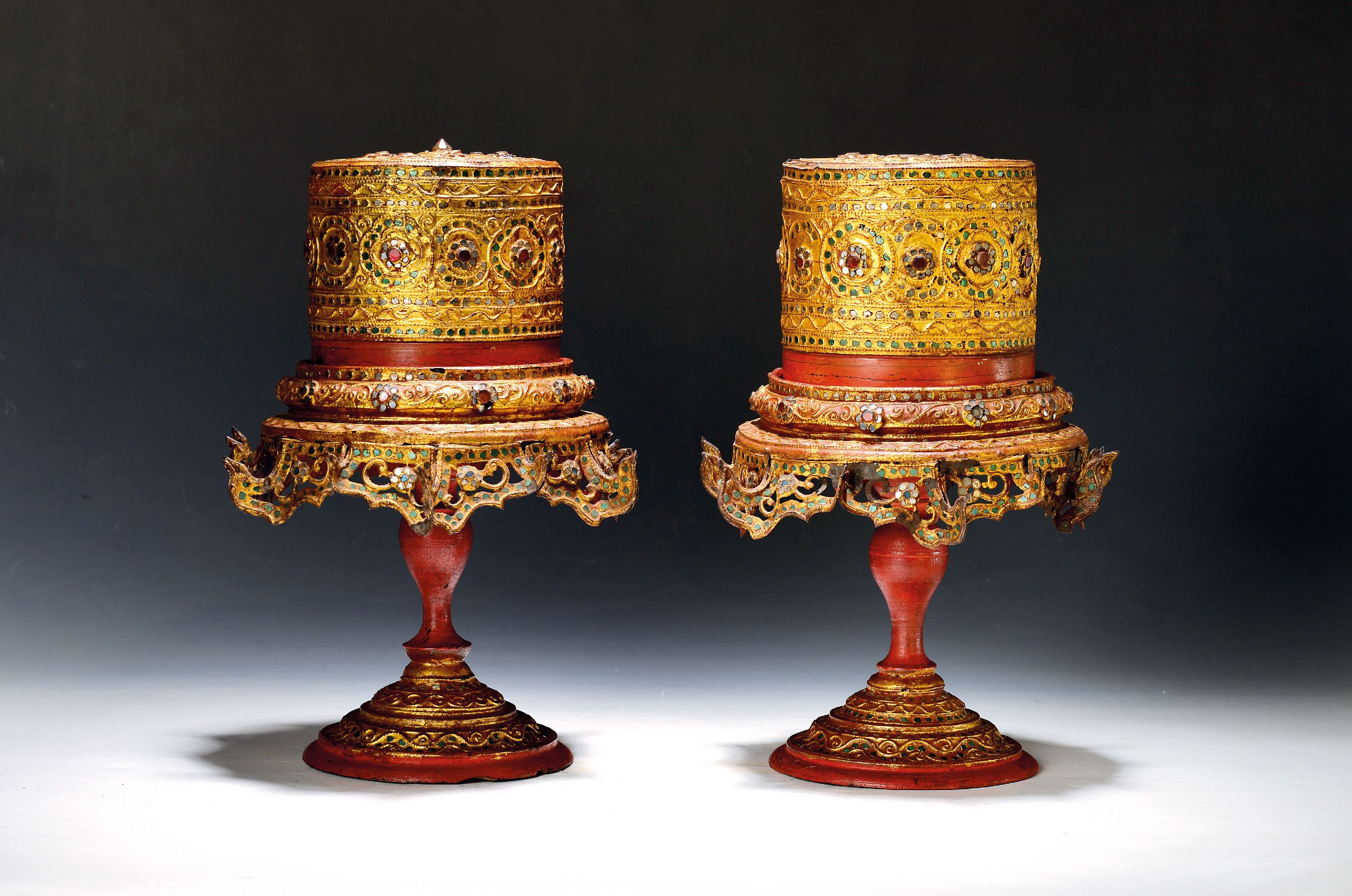 Image 27116156 - Paar Ritualgefässe, Burma, 19./20.Jh., Holz, Rotlack und gold gefasst, eingefasst ...