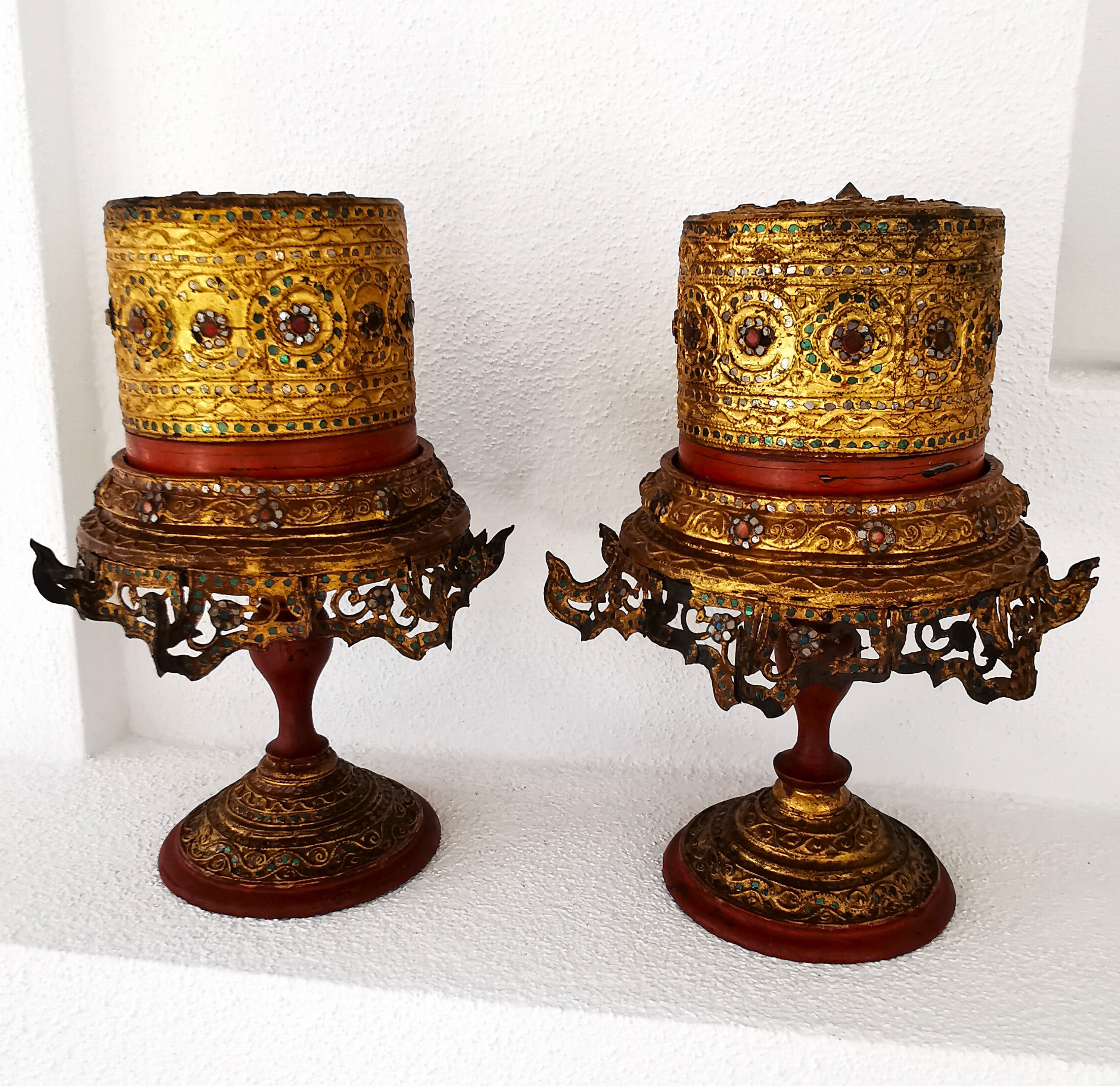Detail a: Paar Ritualgefässe, Burma, 19./20.Jh., Holz, Rotlack und gold gefasst, eingefasst Glassteine und Spiegelpailletten, Deckeldosen auf dekorativen ...