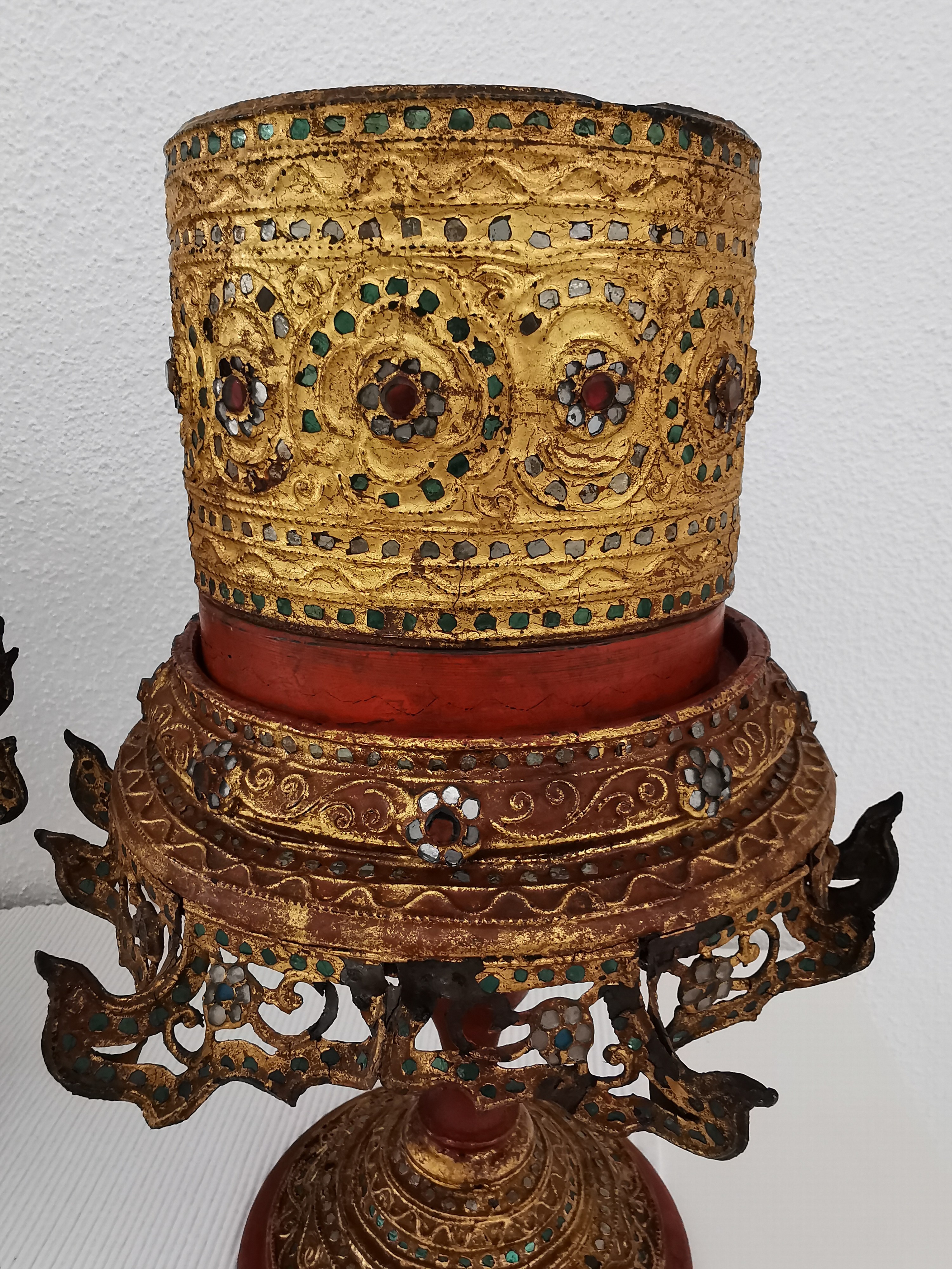 Detail b: Paar Ritualgefässe, Burma, 19./20.Jh., Holz, Rotlack und gold gefasst, eingefasst Glassteine und Spiegelpailletten, Deckeldosen auf dekorativen ...