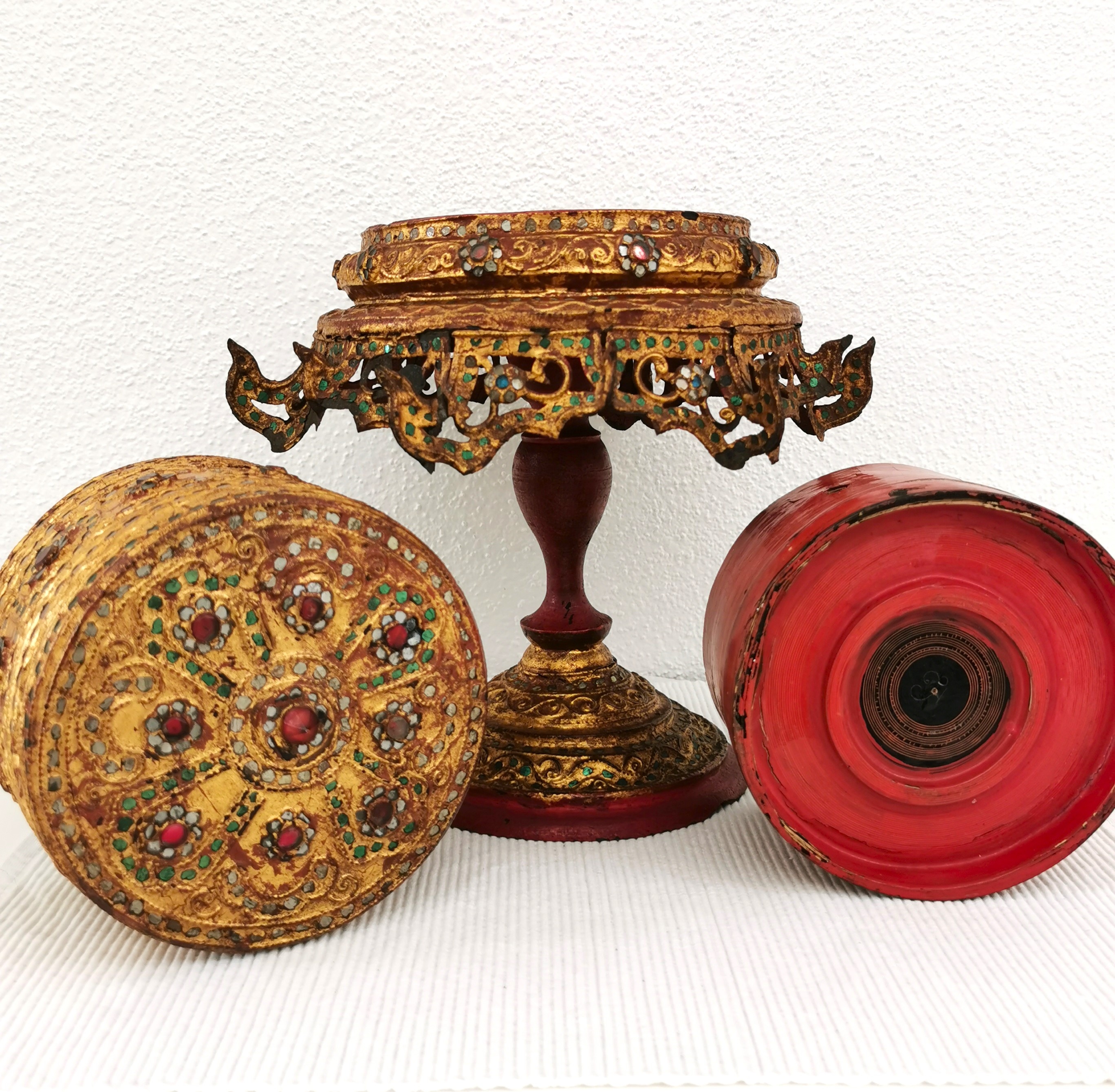 Detail c: Paar Ritualgefässe, Burma, 19./20.Jh., Holz, Rotlack und gold gefasst, eingefasst Glassteine und Spiegelpailletten, Deckeldosen auf dekorativen ...