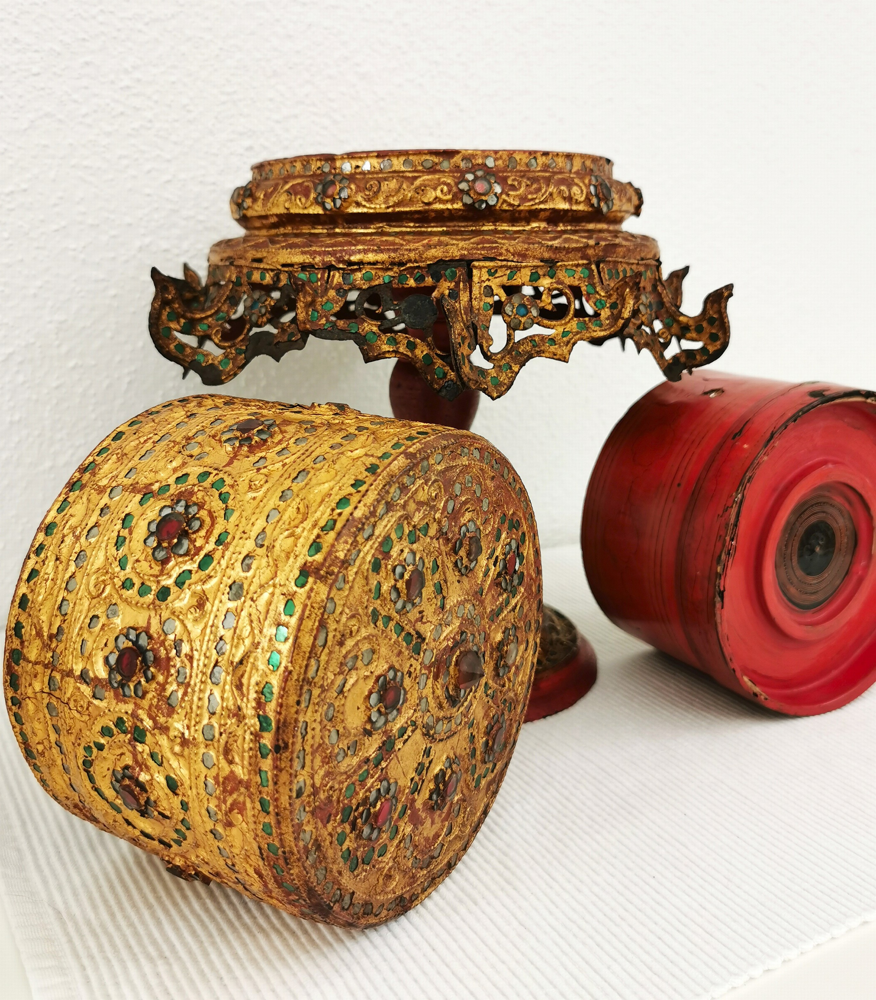 Detail d: Paar Ritualgefässe, Burma, 19./20.Jh., Holz, Rotlack und gold gefasst, eingefasst Glassteine und Spiegelpailletten, Deckeldosen auf dekorativen ...