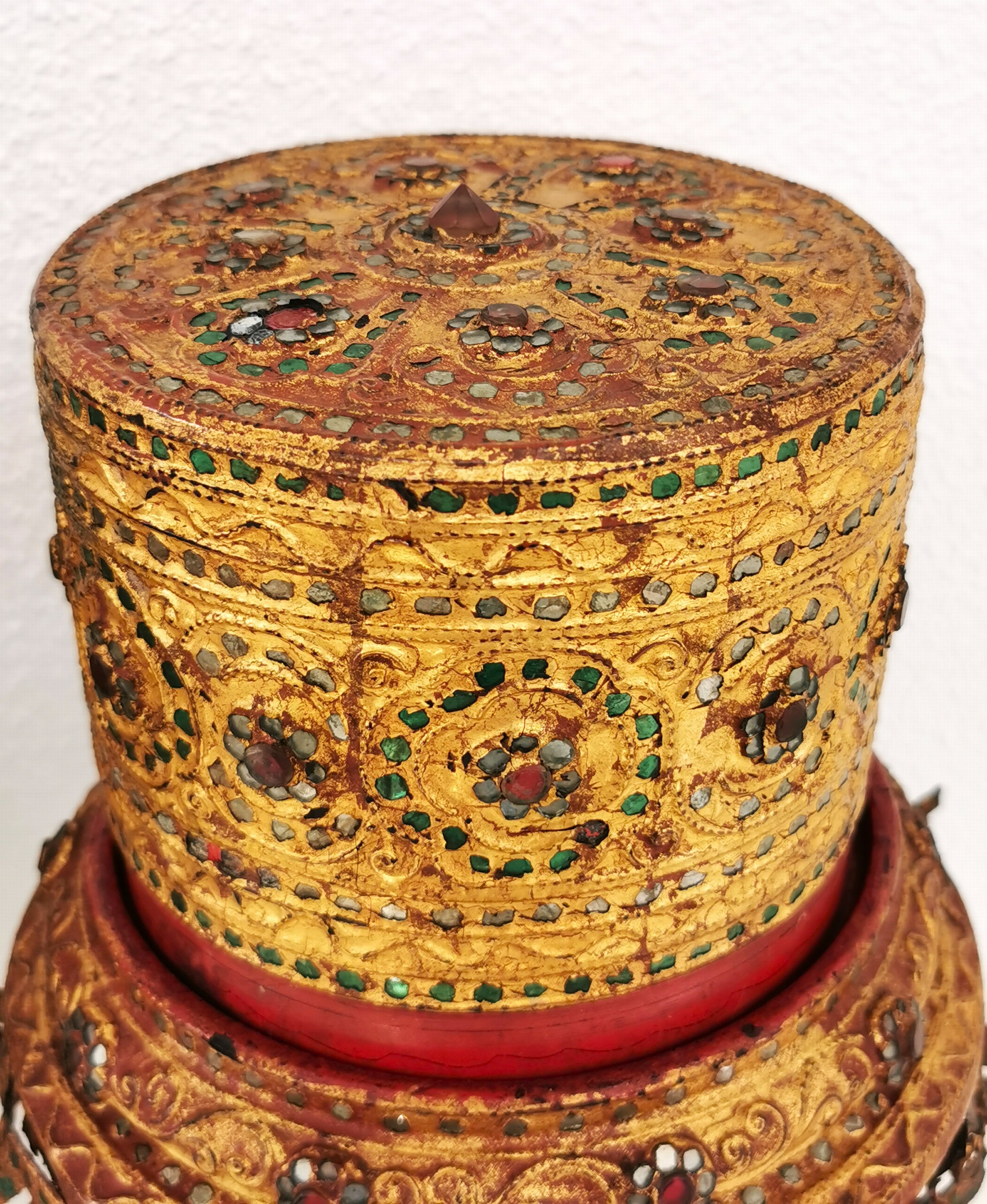 Detail f: Paar Ritualgefässe, Burma, 19./20.Jh., Holz, Rotlack und gold gefasst, eingefasst Glassteine und Spiegelpailletten, Deckeldosen auf dekorativen ...
