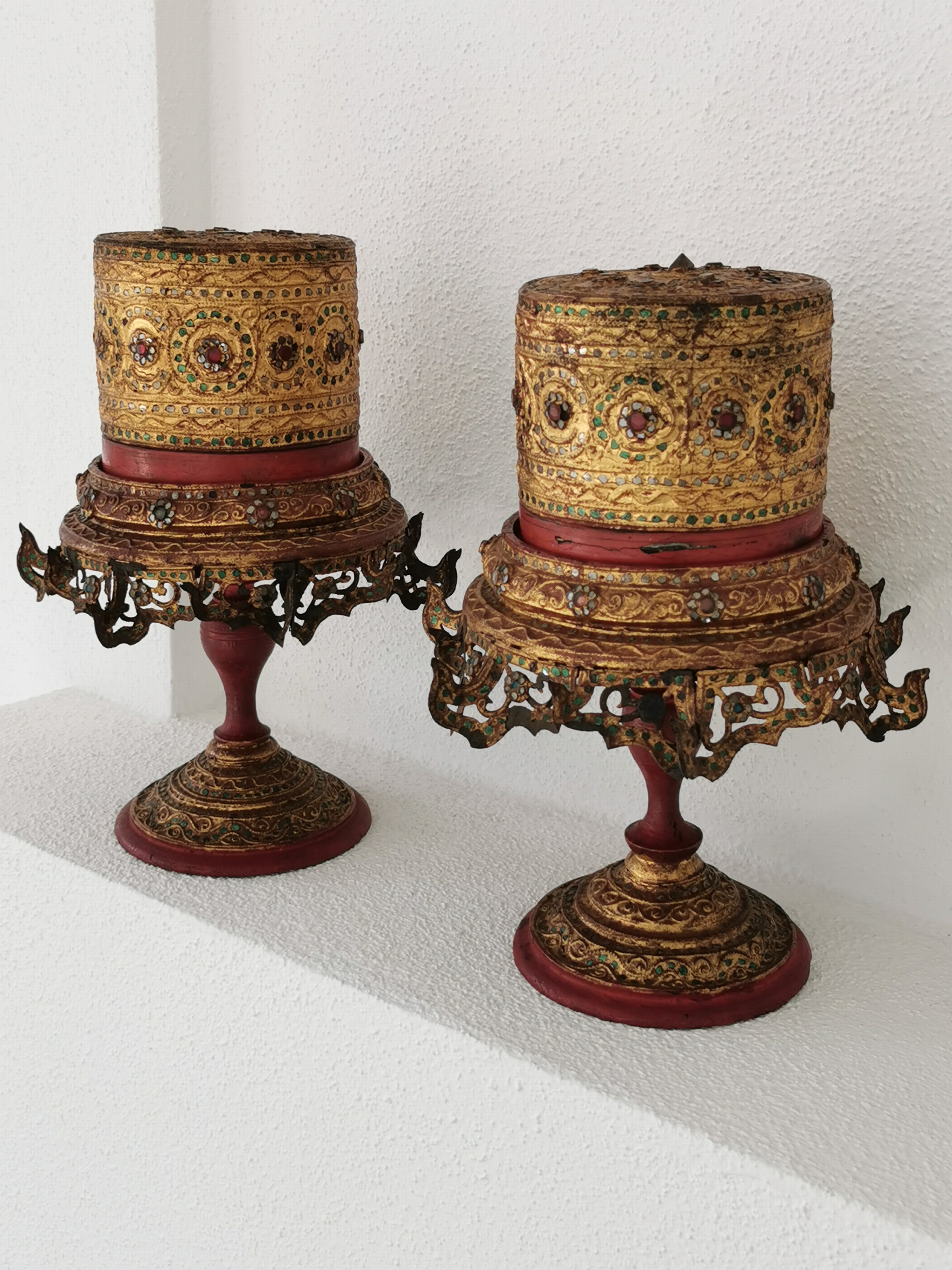 Detail g: Paar Ritualgefässe, Burma, 19./20.Jh., Holz, Rotlack und gold gefasst, eingefasst Glassteine und Spiegelpailletten, Deckeldosen auf dekorativen ...