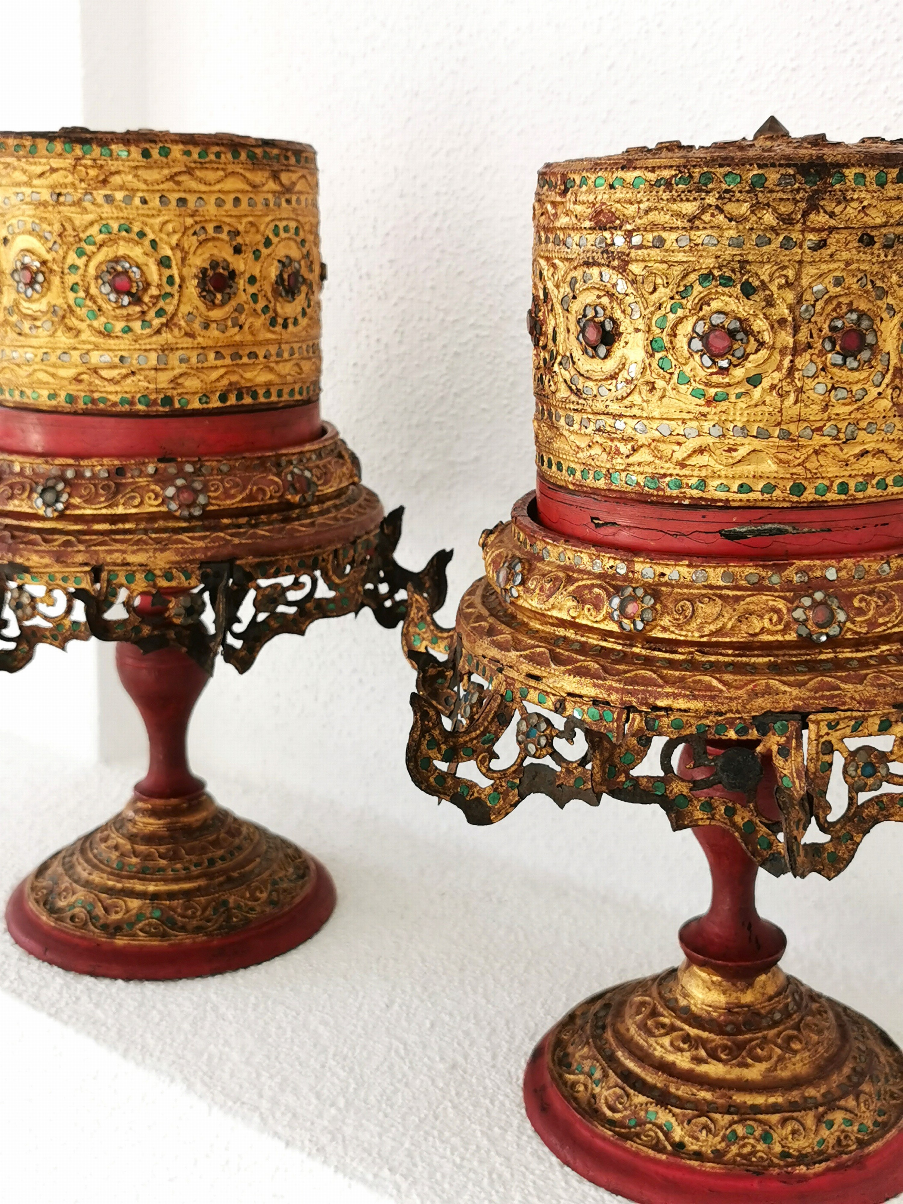 Detail h: Paar Ritualgefässe, Burma, 19./20.Jh., Holz, Rotlack und gold gefasst, eingefasst Glassteine und Spiegelpailletten, Deckeldosen auf dekorativen ...