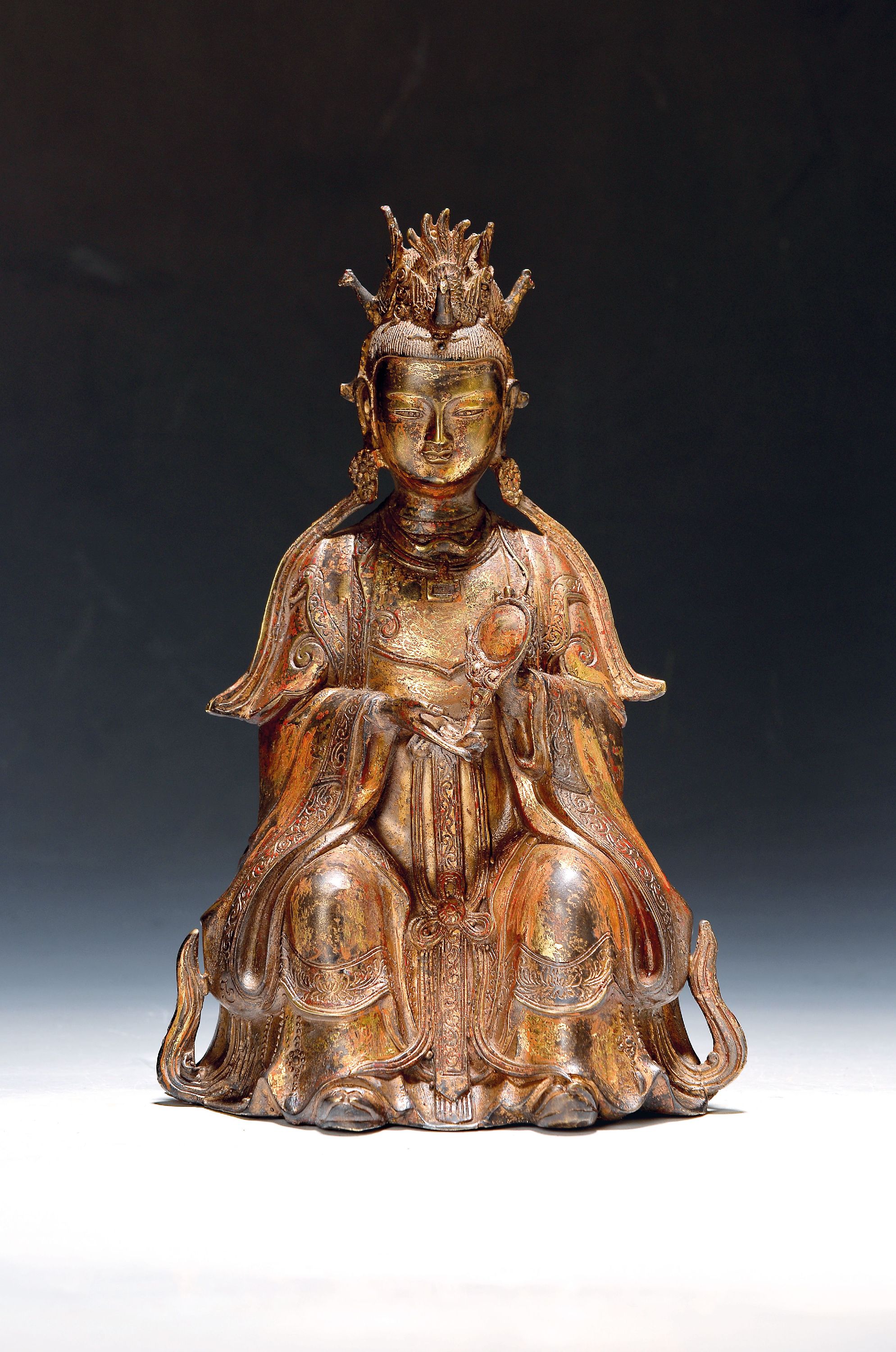 Image 27116157 - Guan Yin, China, Anfang 20.Jh., Bronze, vergoldet und fragmentarisch rot gefasst, ...