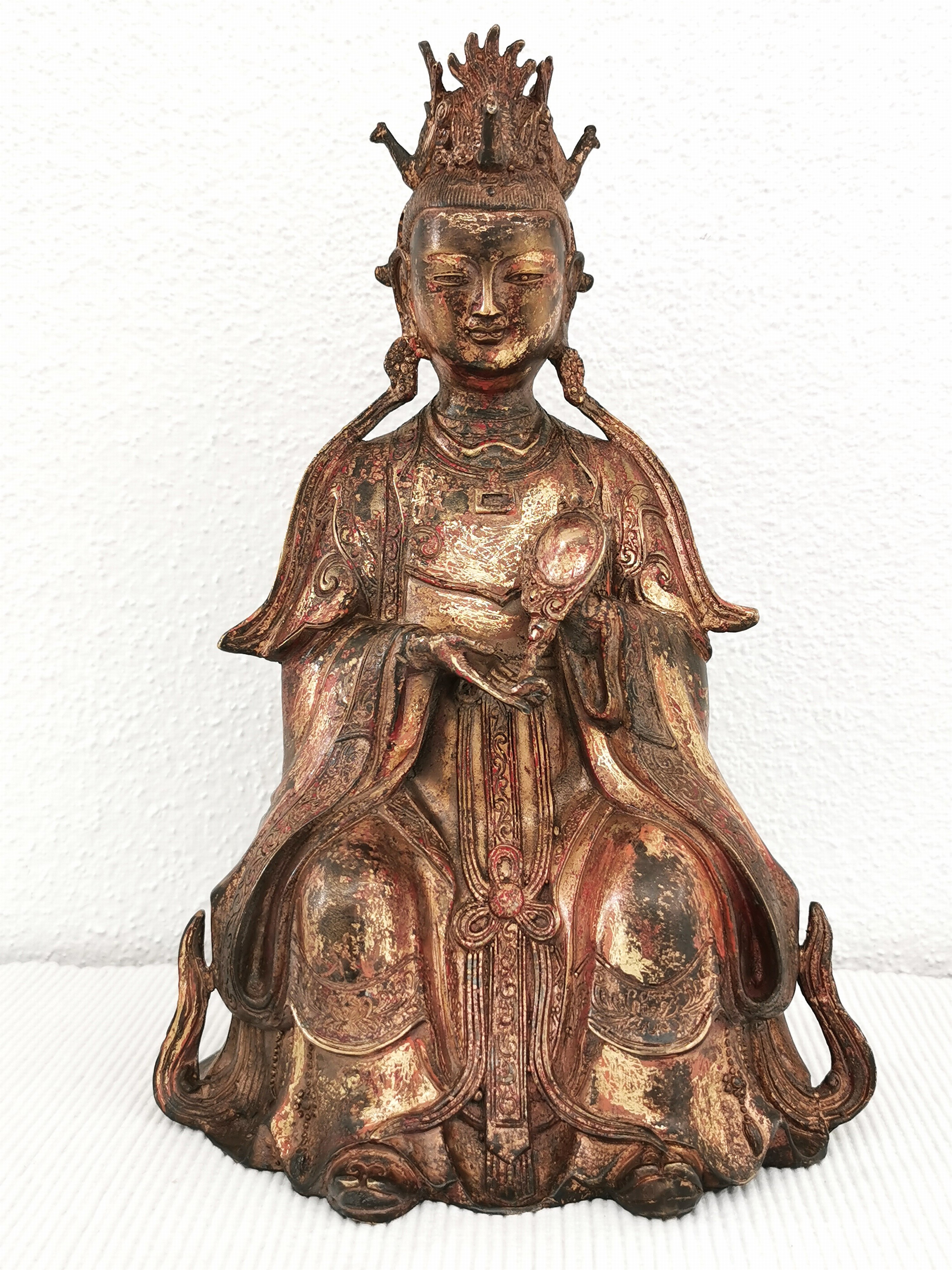 Detail a: Guan Yin, China, Anfang 20.Jh., Bronze, vergoldet und fragmentarisch rot gefasst, Darstellung einen Spiegel präsentierend, Sockel mit ...