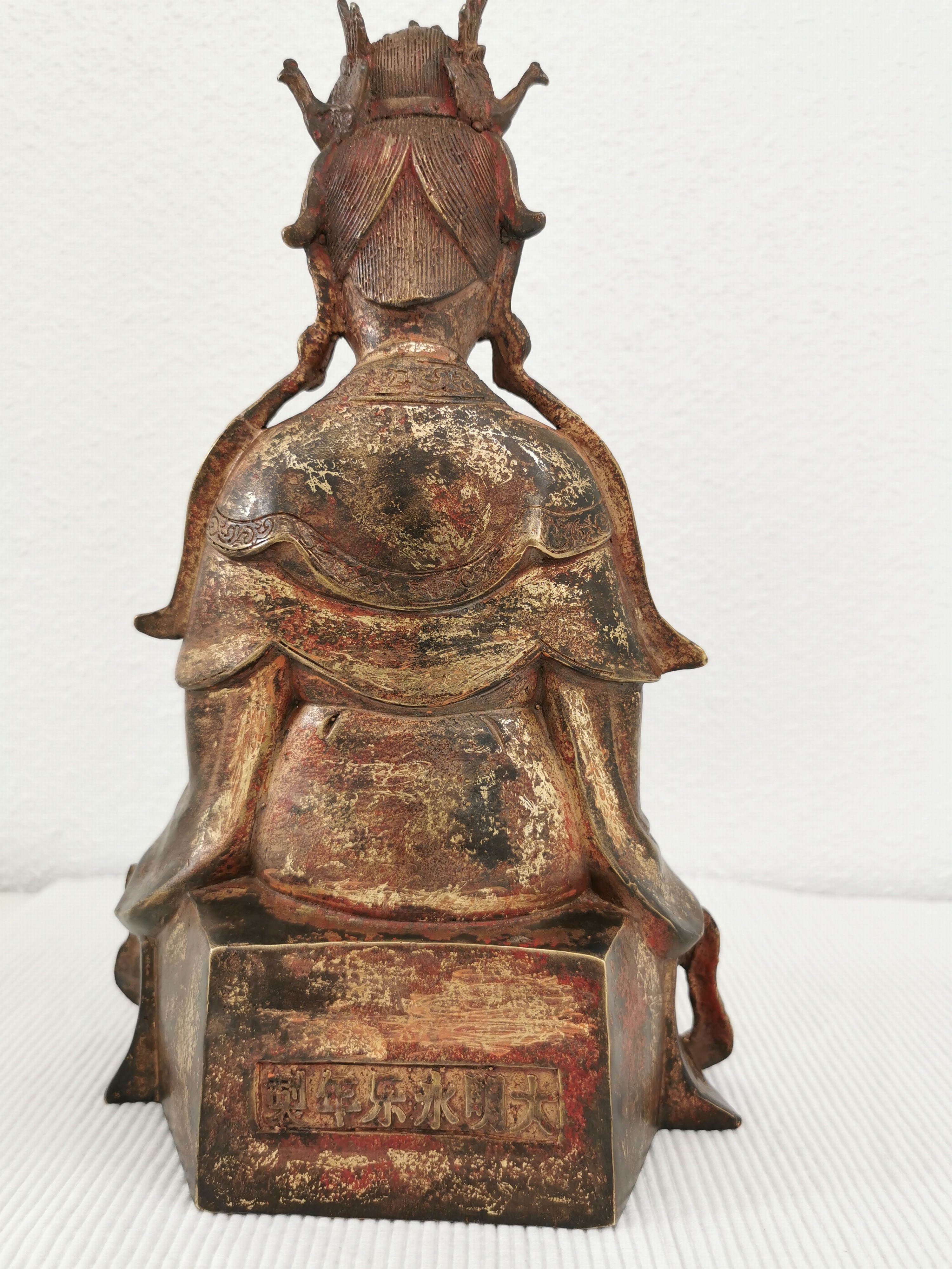 Detail b: Guan Yin, China, Anfang 20.Jh., Bronze, vergoldet und fragmentarisch rot gefasst, Darstellung einen Spiegel präsentierend, Sockel mit ...