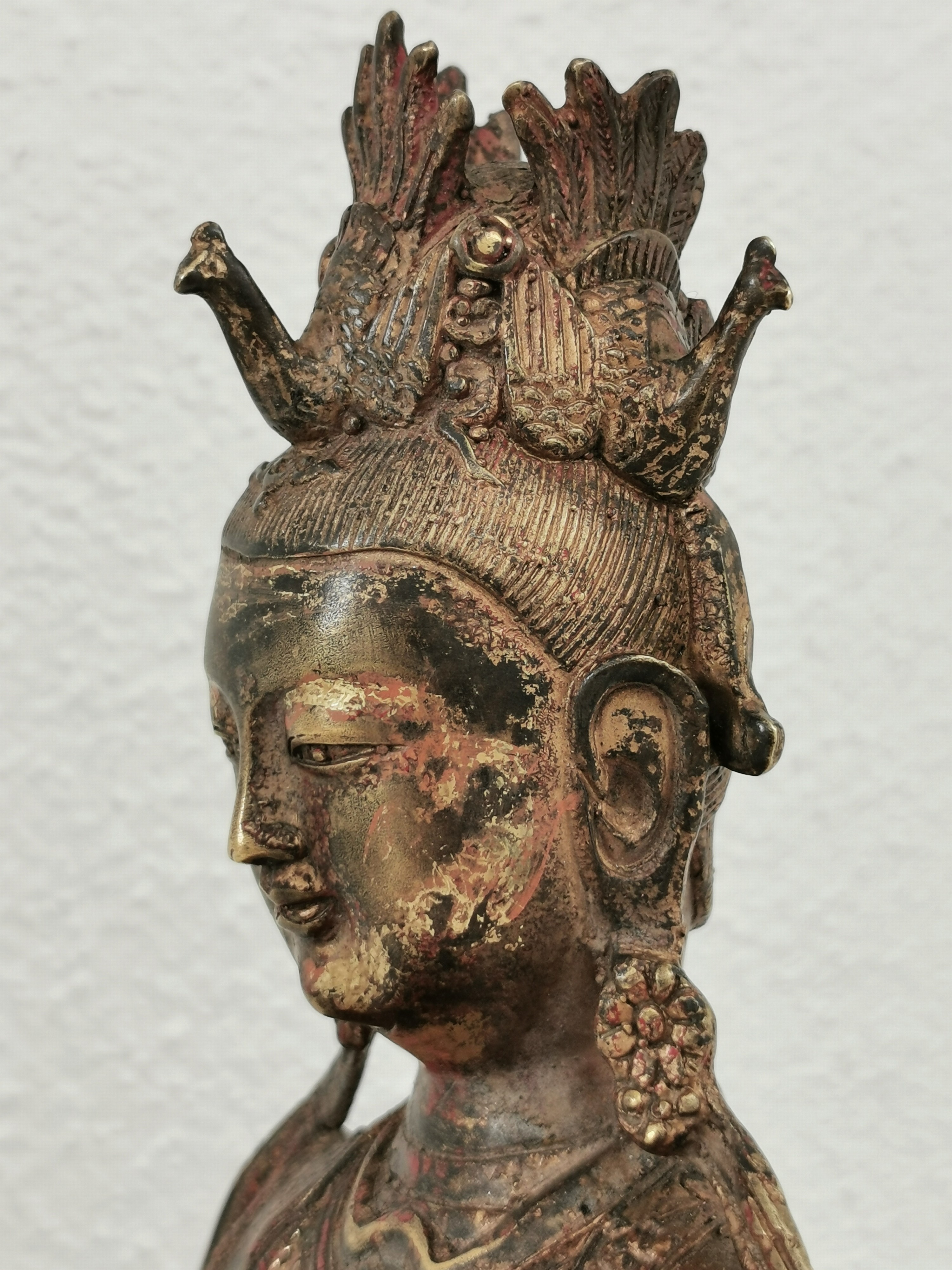 Detail c: Guan Yin, China, Anfang 20.Jh., Bronze, vergoldet und fragmentarisch rot gefasst, Darstellung einen Spiegel präsentierend, Sockel mit ...