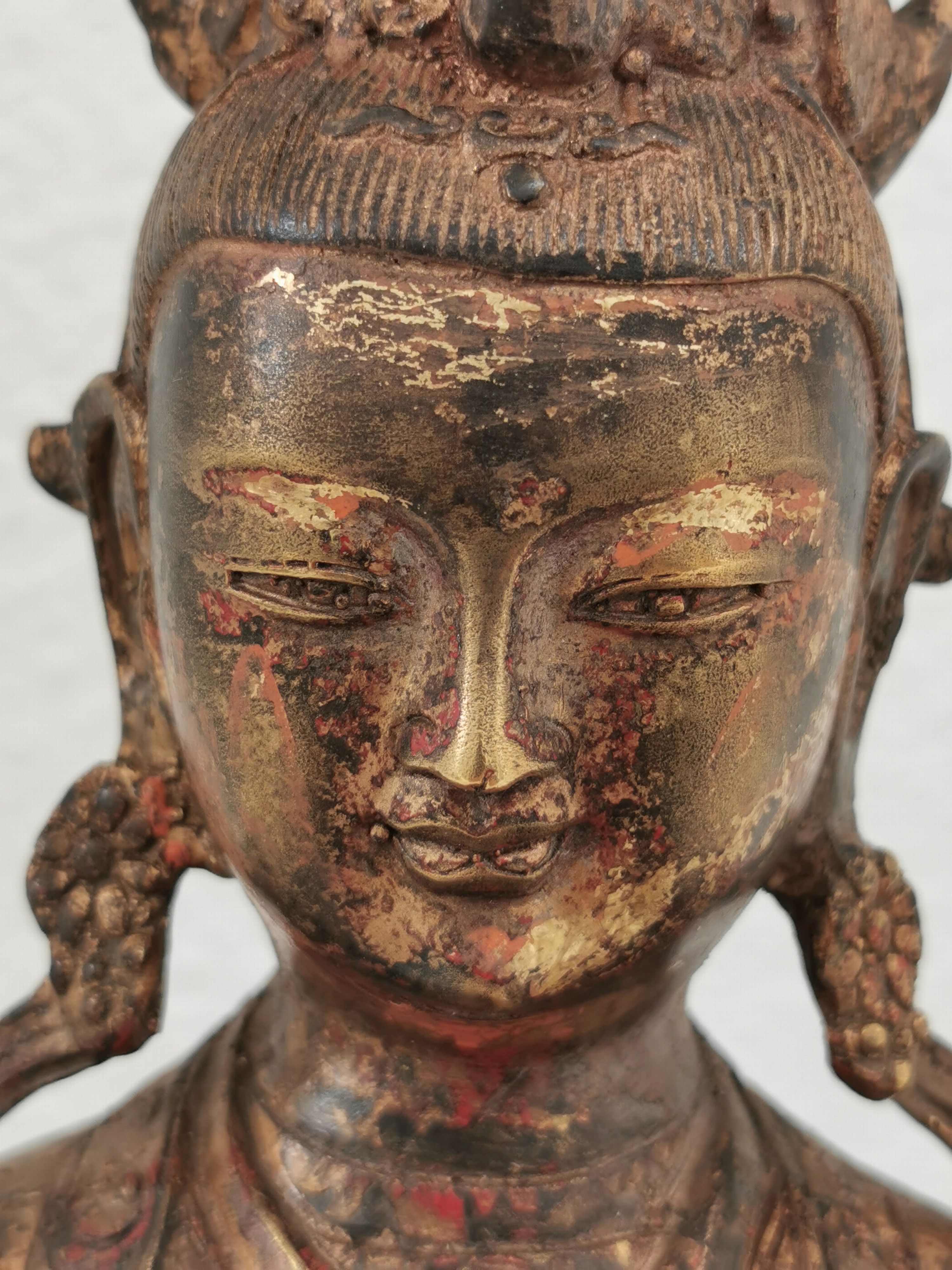 Detail d: Guan Yin, China, Anfang 20.Jh., Bronze, vergoldet und fragmentarisch rot gefasst, Darstellung einen Spiegel präsentierend, Sockel mit ...