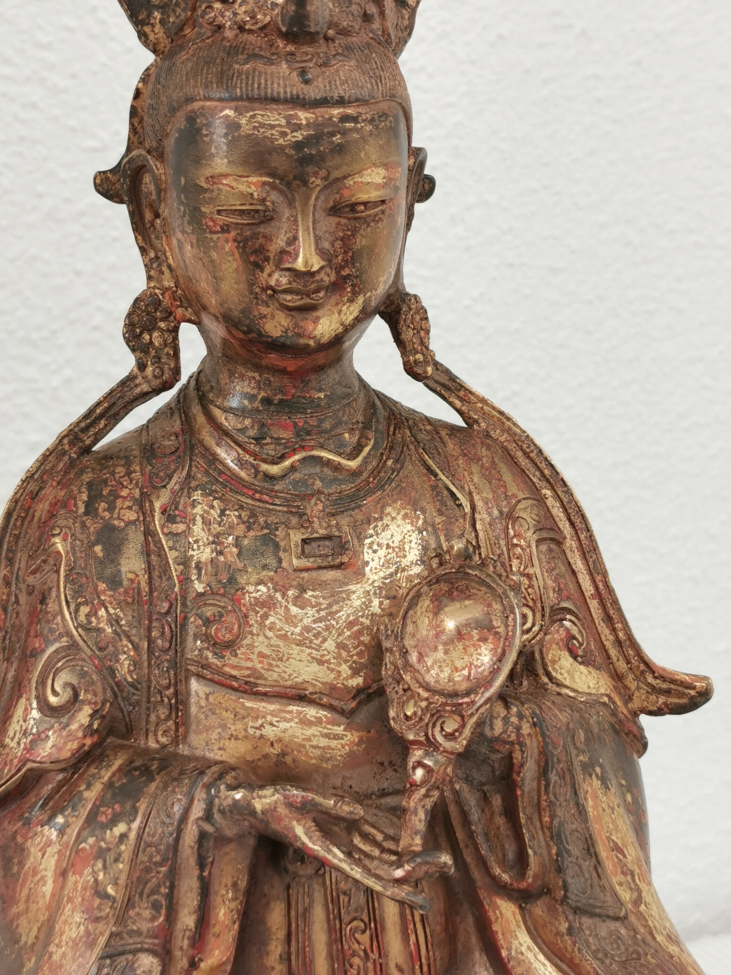 Detail e: Guan Yin, China, Anfang 20.Jh., Bronze, vergoldet und fragmentarisch rot gefasst, Darstellung einen Spiegel präsentierend, Sockel mit ...