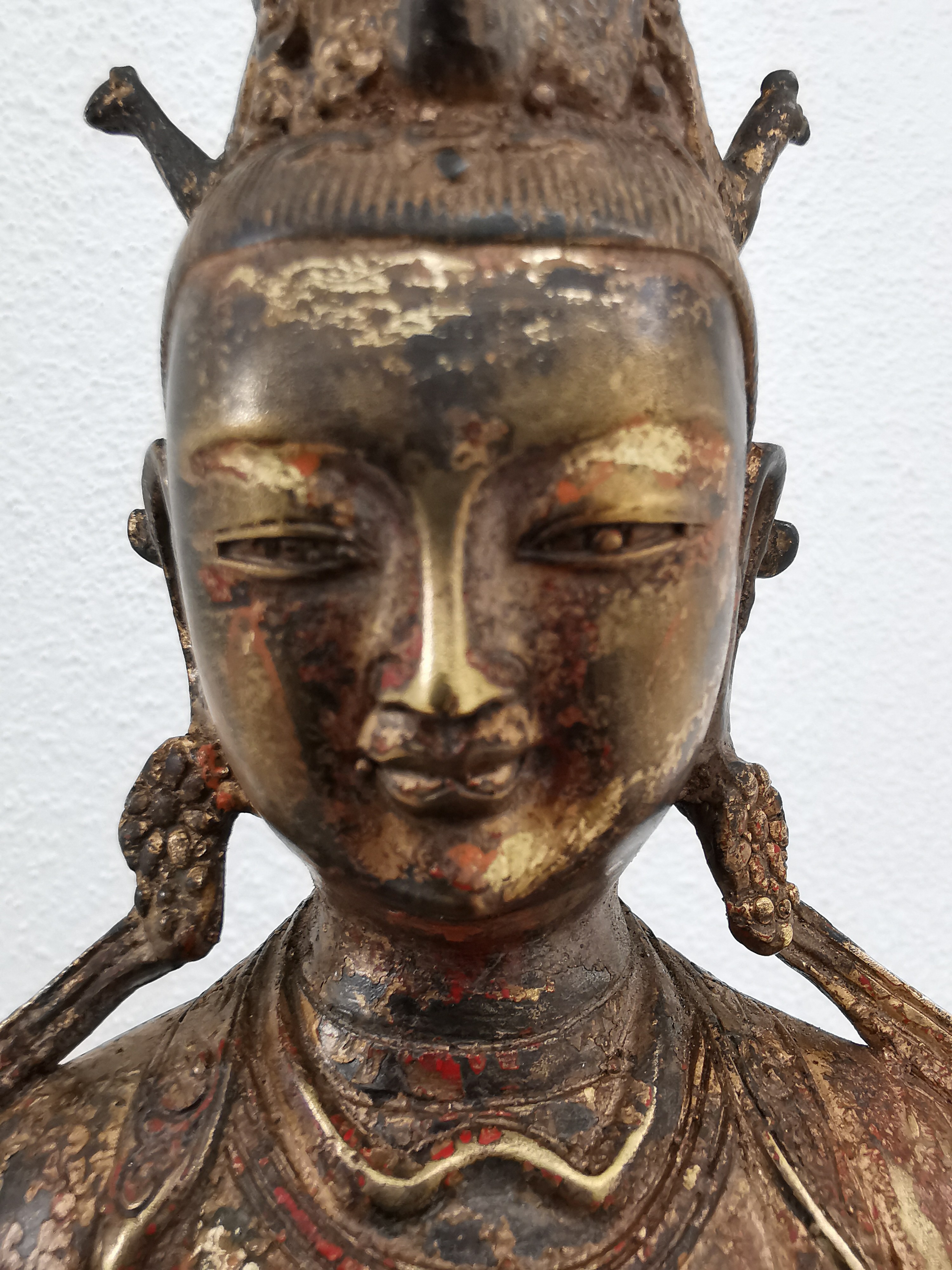 Detail f: Guan Yin, China, Anfang 20.Jh., Bronze, vergoldet und fragmentarisch rot gefasst, Darstellung einen Spiegel präsentierend, Sockel mit ...