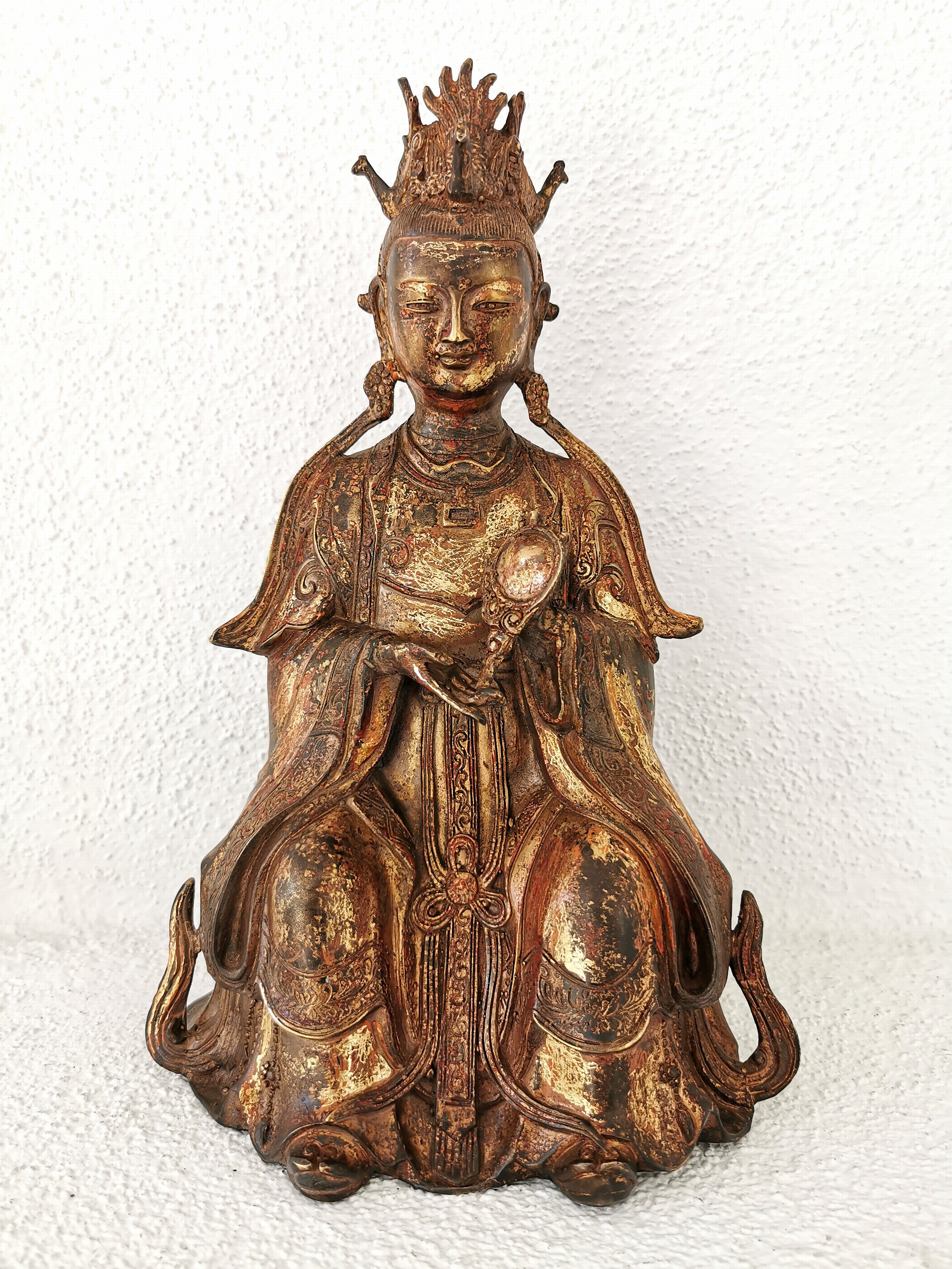 Detail g: Guan Yin, China, Anfang 20.Jh., Bronze, vergoldet und fragmentarisch rot gefasst, Darstellung einen Spiegel präsentierend, Sockel mit ...