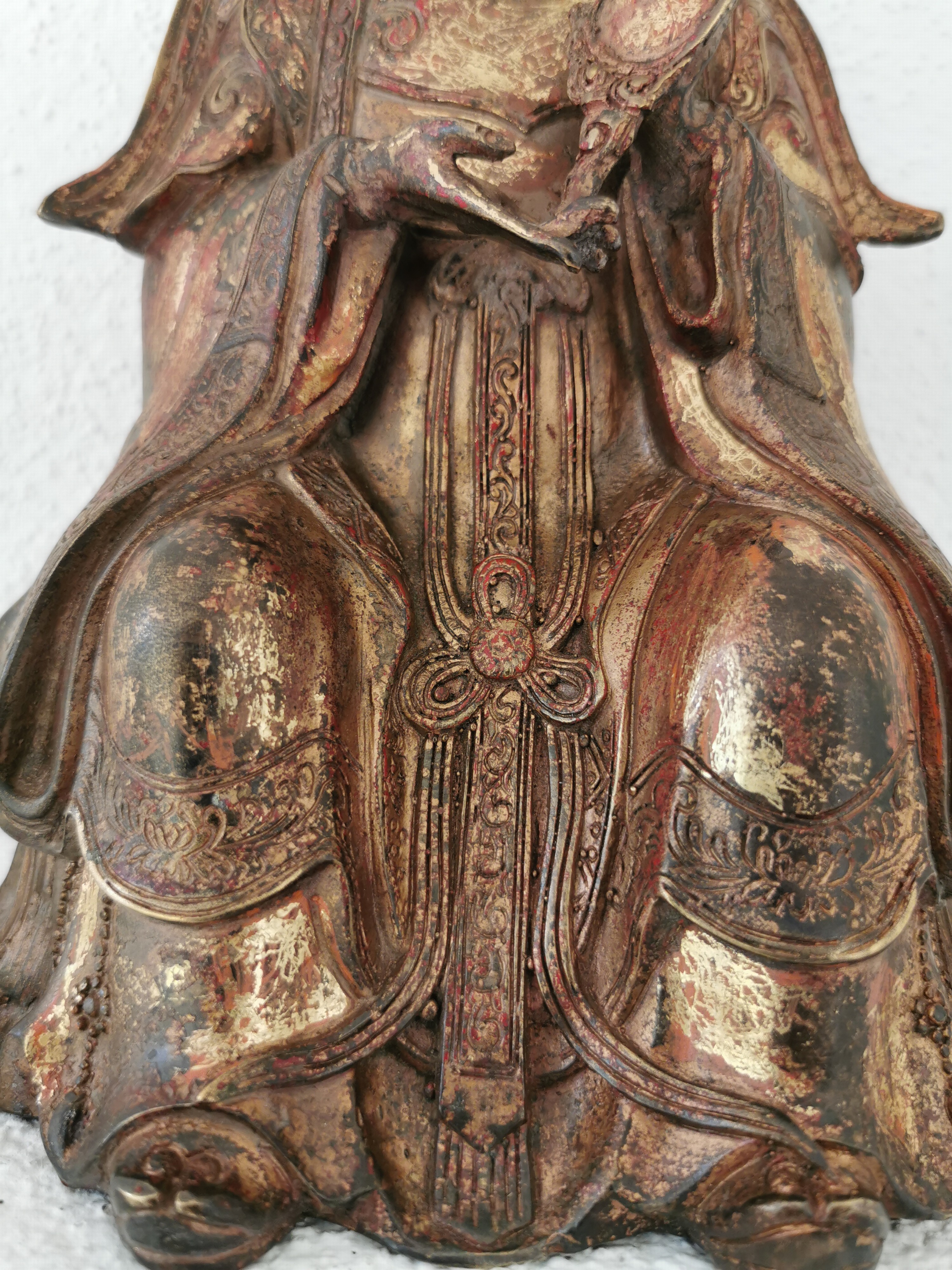 Detail h: Guan Yin, China, Anfang 20.Jh., Bronze, vergoldet und fragmentarisch rot gefasst, Darstellung einen Spiegel präsentierend, Sockel mit ...