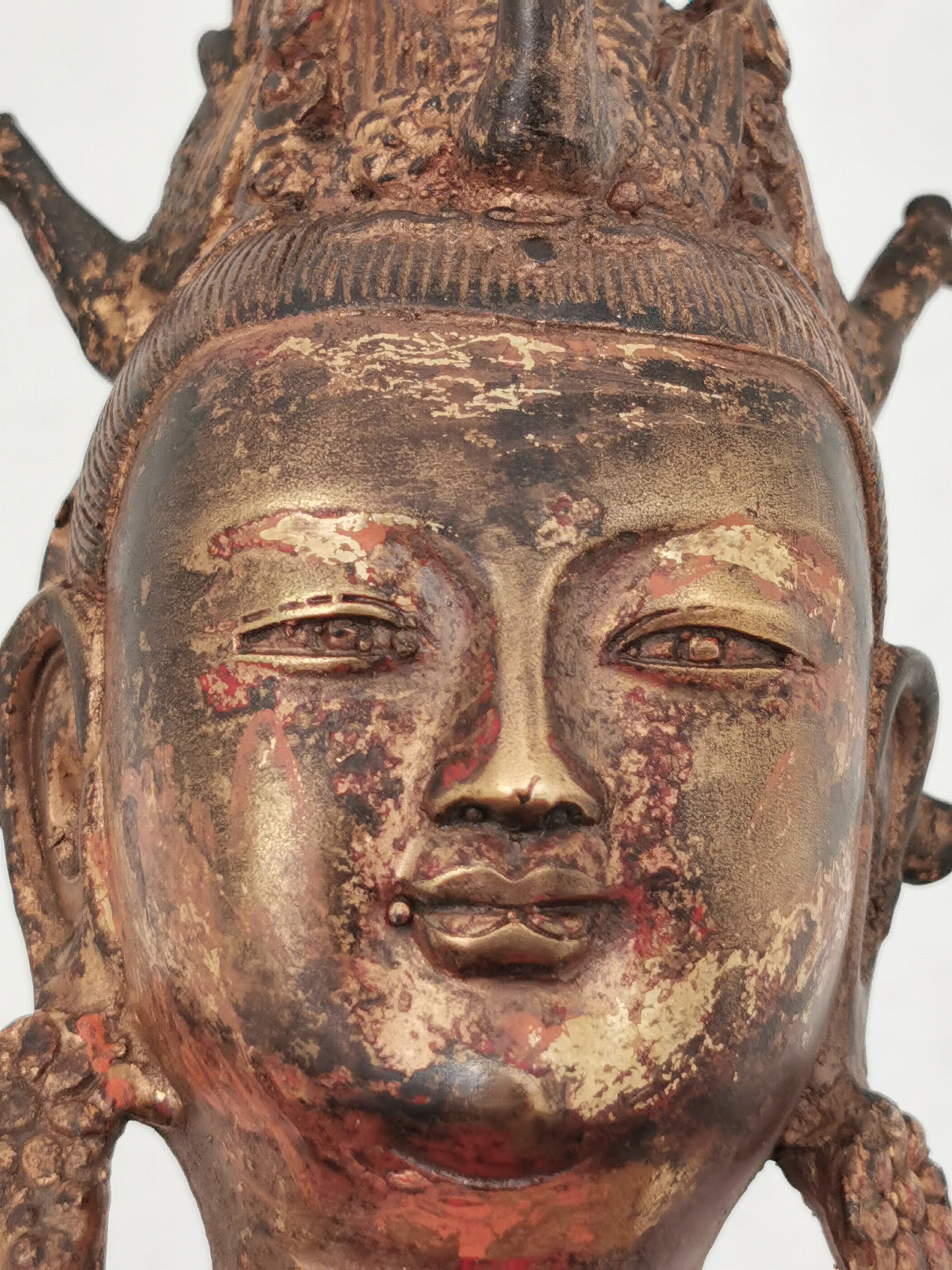 Detail i: Guan Yin, China, Anfang 20.Jh., Bronze, vergoldet und fragmentarisch rot gefasst, Darstellung einen Spiegel präsentierend, Sockel mit ...