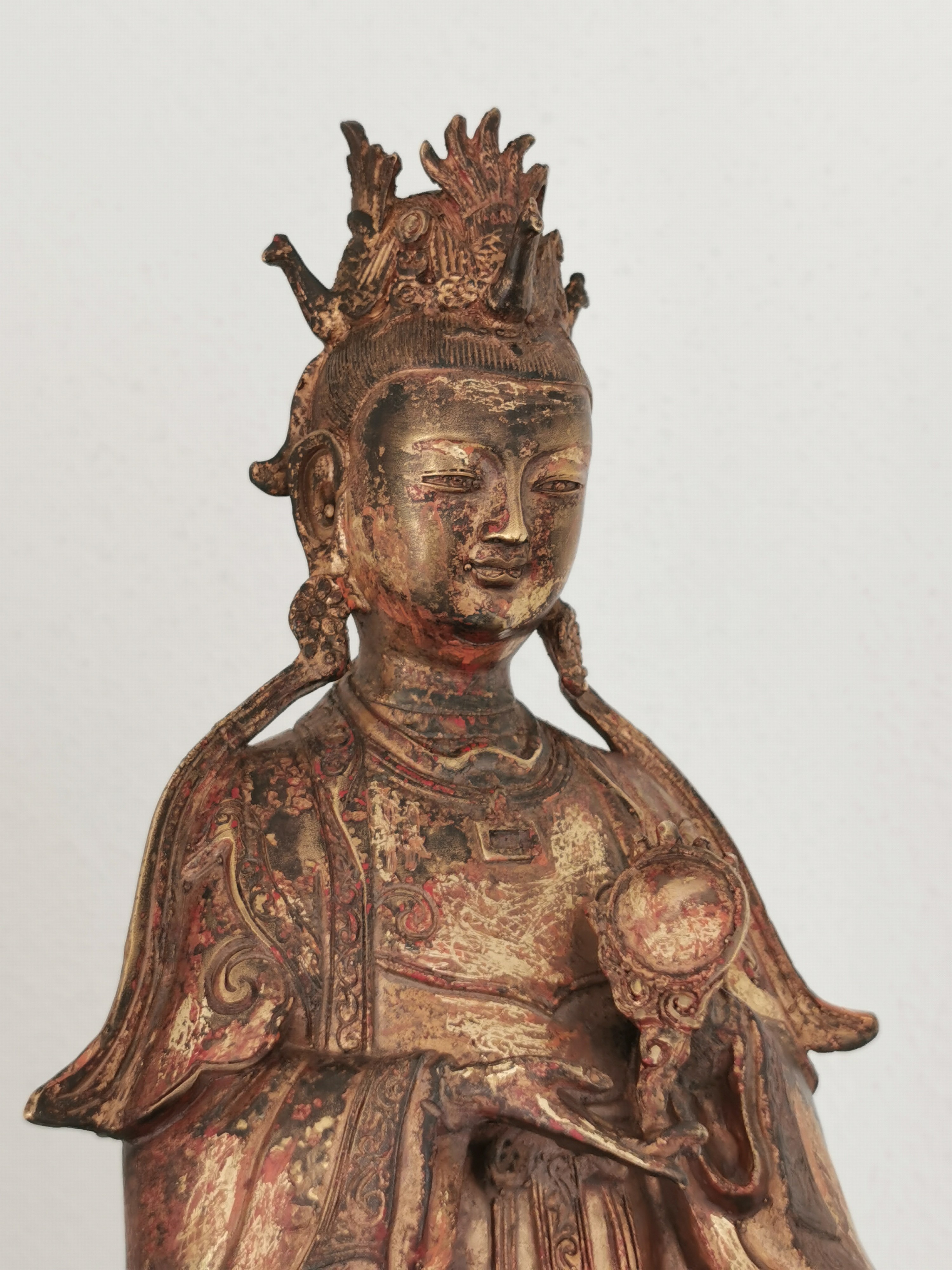 Detail j: Guan Yin, China, Anfang 20.Jh., Bronze, vergoldet und fragmentarisch rot gefasst, Darstellung einen Spiegel präsentierend, Sockel mit ...