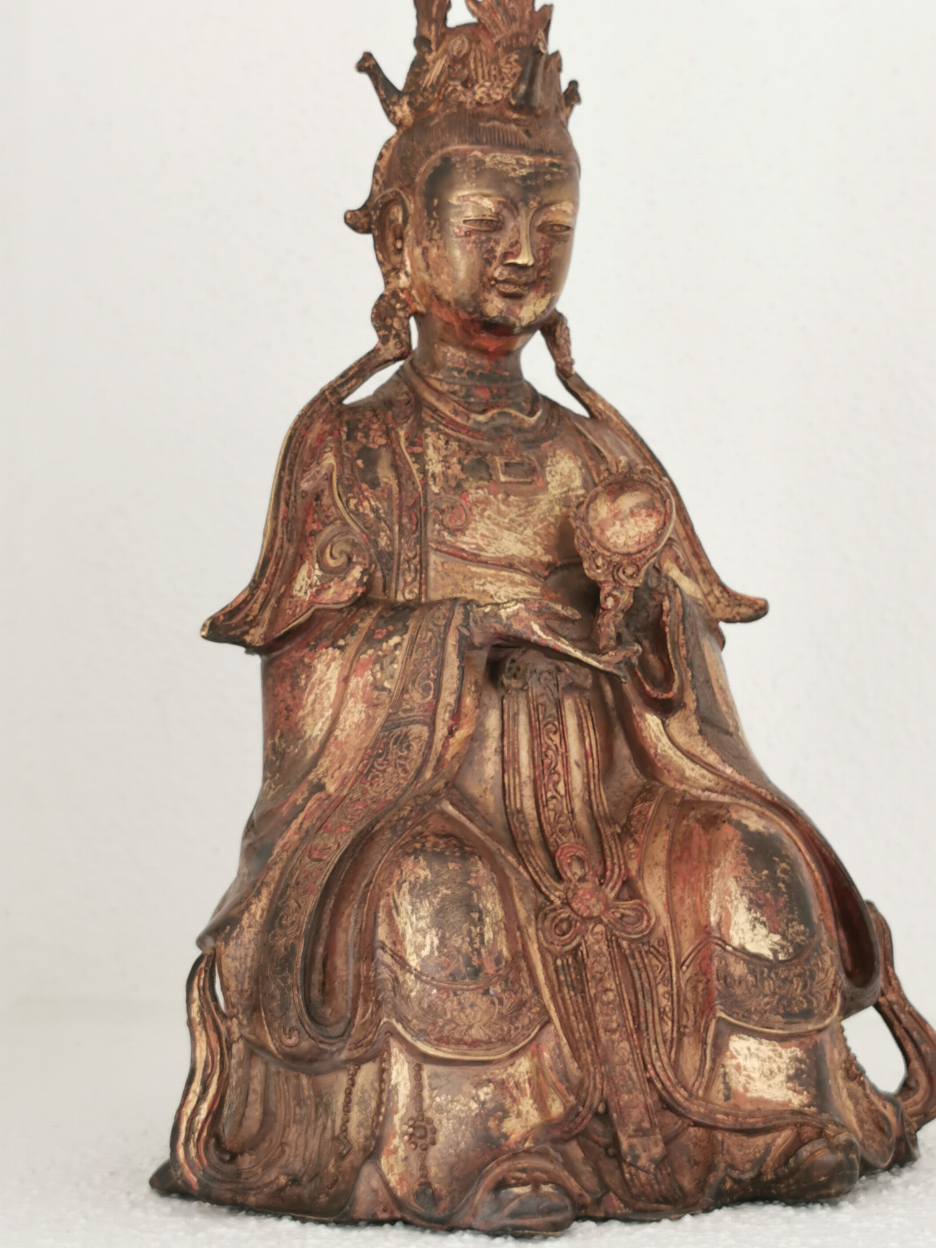 Detail k: Guan Yin, China, Anfang 20.Jh., Bronze, vergoldet und fragmentarisch rot gefasst, Darstellung einen Spiegel präsentierend, Sockel mit ...