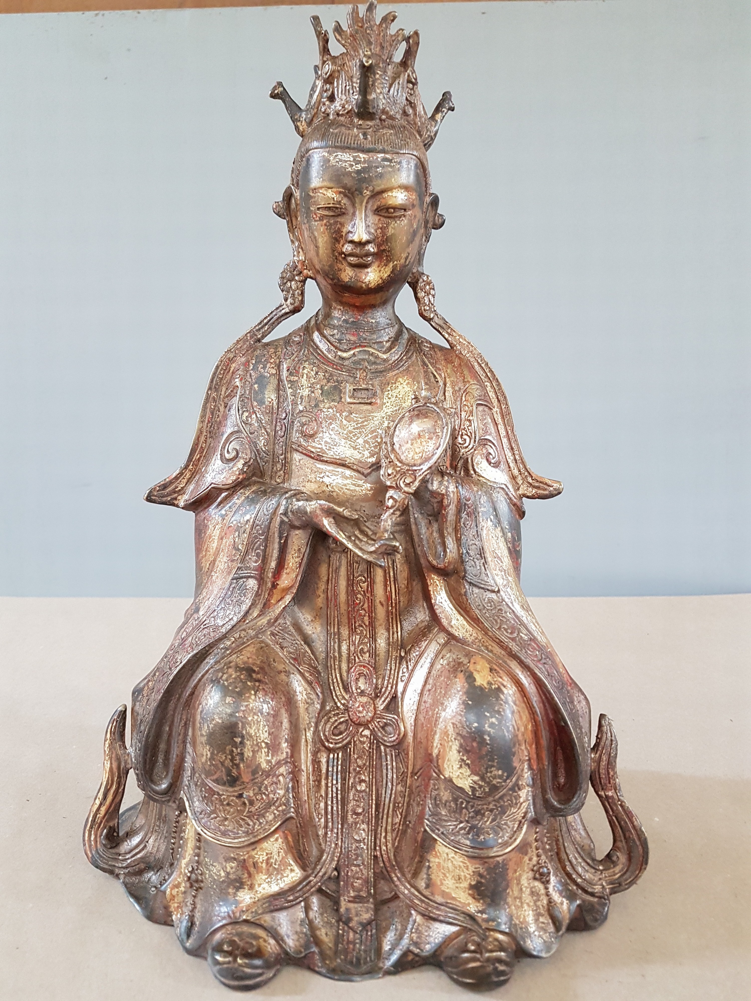 Detail n: Guan Yin, China, Anfang 20.Jh., Bronze, vergoldet und fragmentarisch rot gefasst, Darstellung einen Spiegel präsentierend, Sockel mit ...