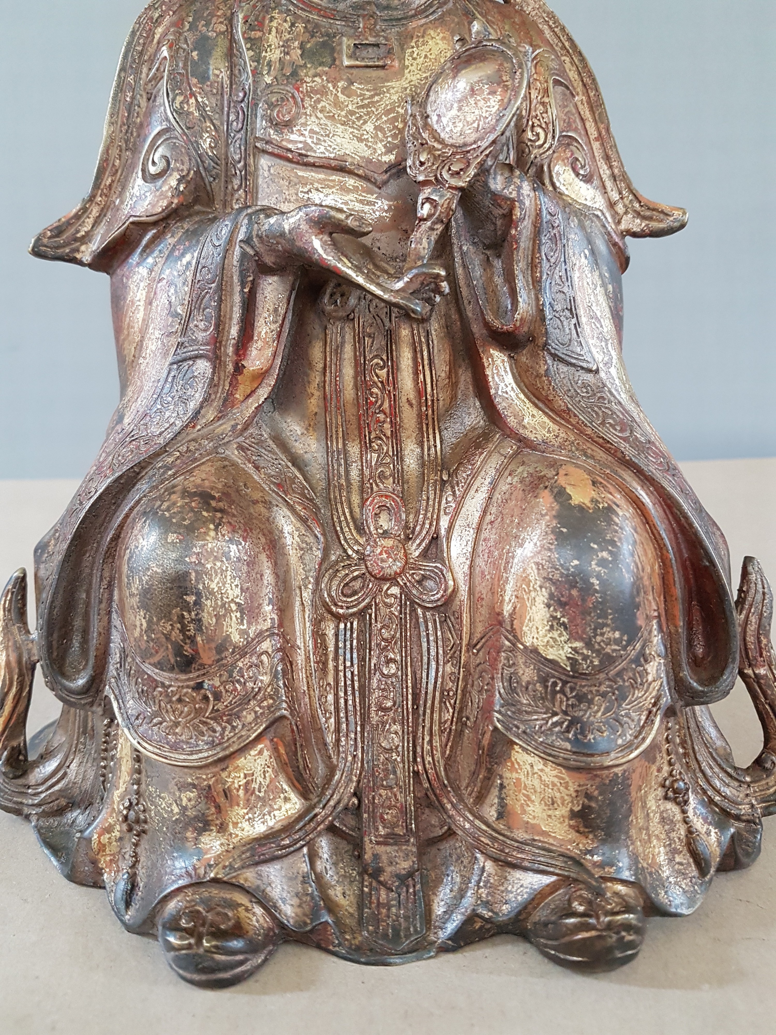 Detail o: Guan Yin, China, Anfang 20.Jh., Bronze, vergoldet und fragmentarisch rot gefasst, Darstellung einen Spiegel präsentierend, Sockel mit ...