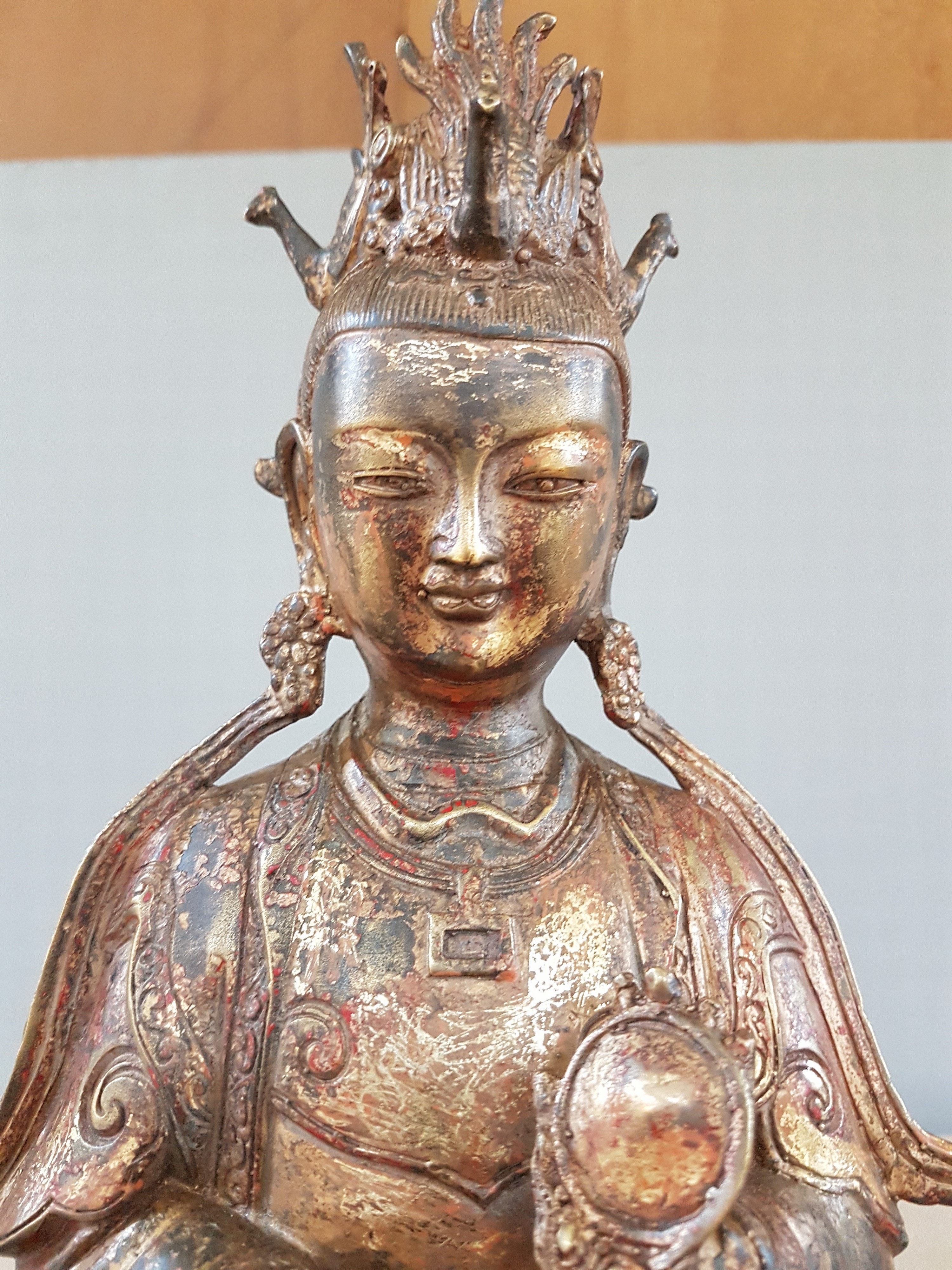 Detail p: Guan Yin, China, Anfang 20.Jh., Bronze, vergoldet und fragmentarisch rot gefasst, Darstellung einen Spiegel präsentierend, Sockel mit ...
