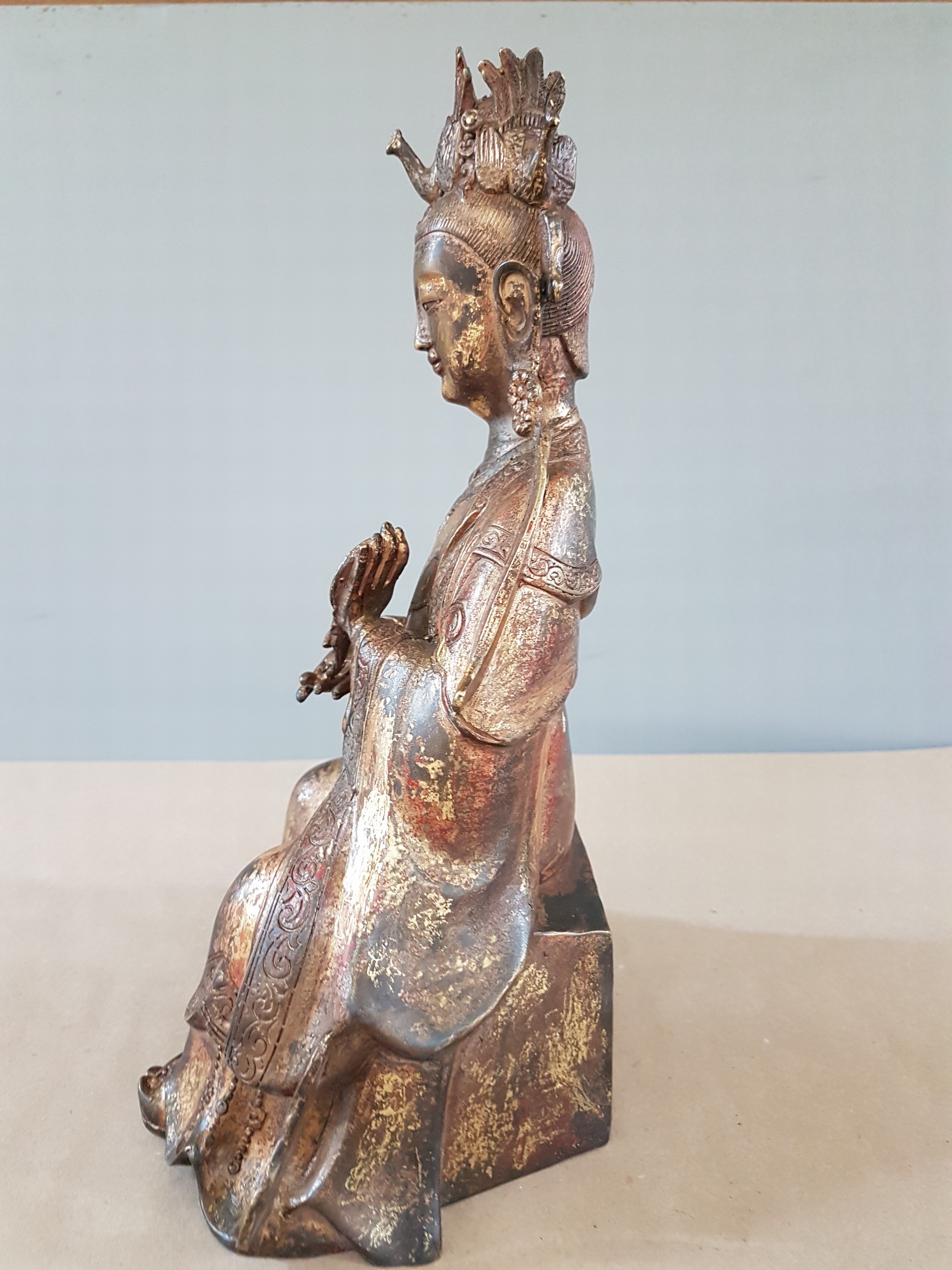 Detail q: Guan Yin, China, Anfang 20.Jh., Bronze, vergoldet und fragmentarisch rot gefasst, Darstellung einen Spiegel präsentierend, Sockel mit ...