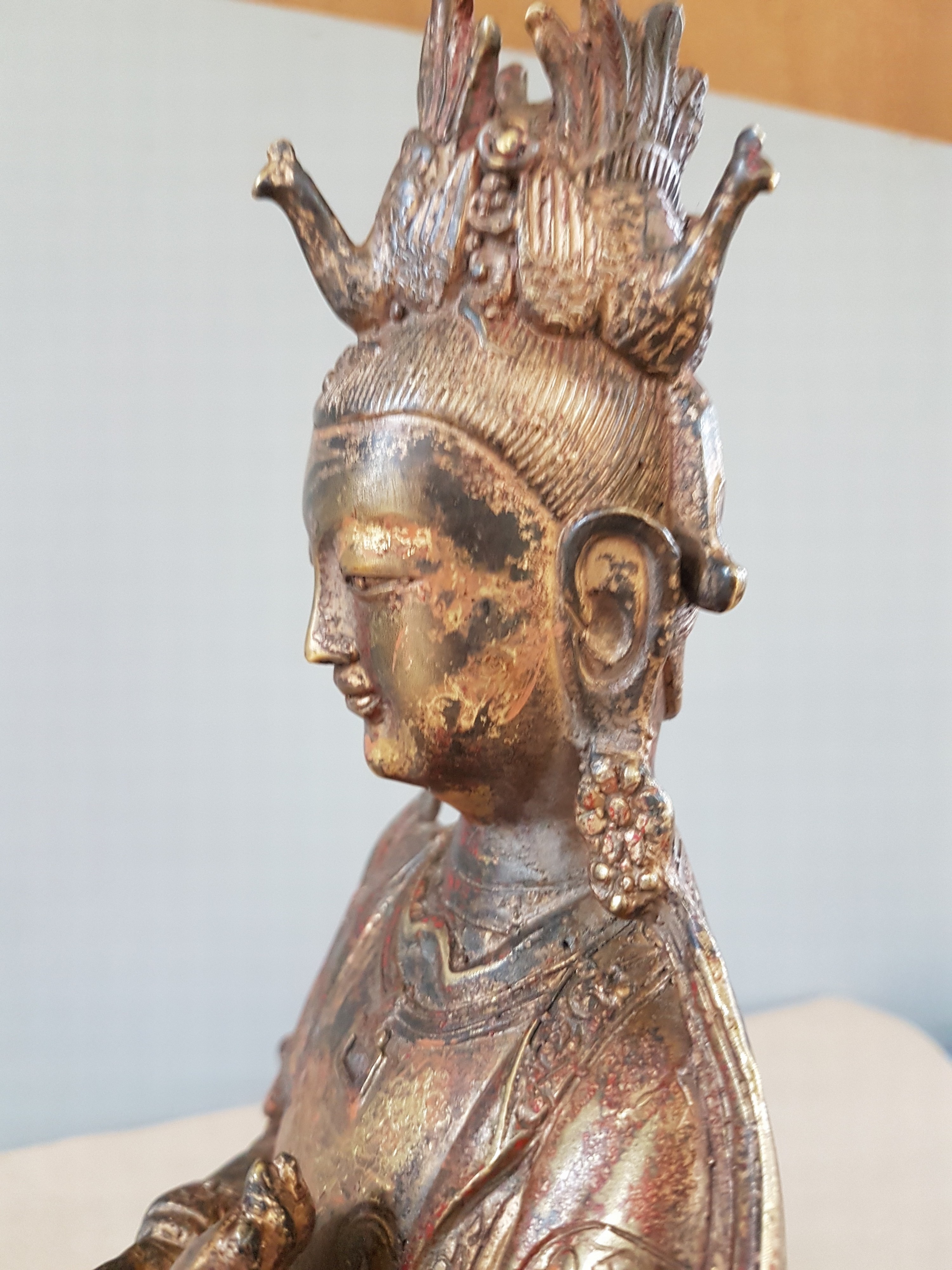 Detail r: Guan Yin, China, Anfang 20.Jh., Bronze, vergoldet und fragmentarisch rot gefasst, Darstellung einen Spiegel präsentierend, Sockel mit ...