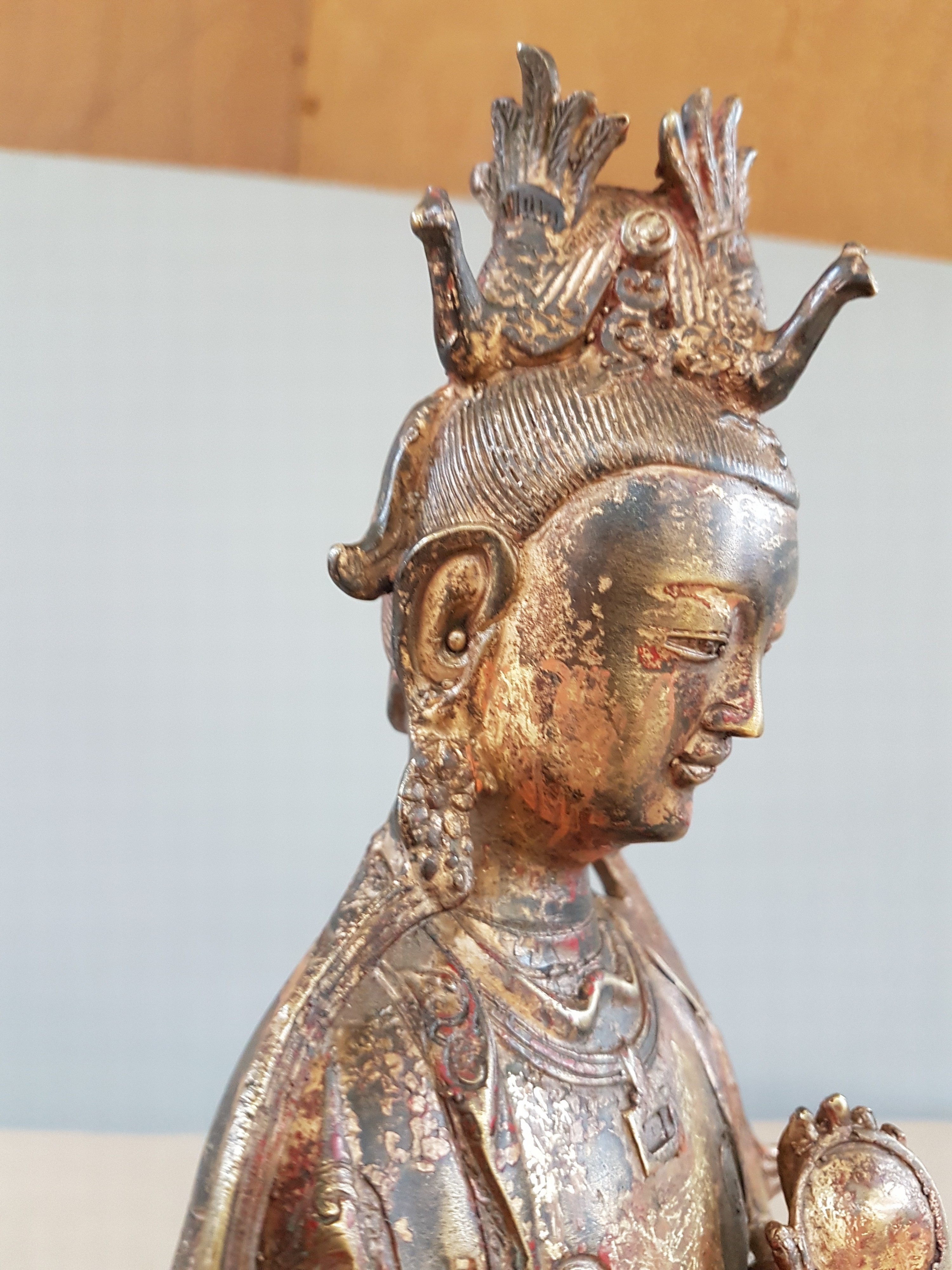 Detail s: Guan Yin, China, Anfang 20.Jh., Bronze, vergoldet und fragmentarisch rot gefasst, Darstellung einen Spiegel präsentierend, Sockel mit ...