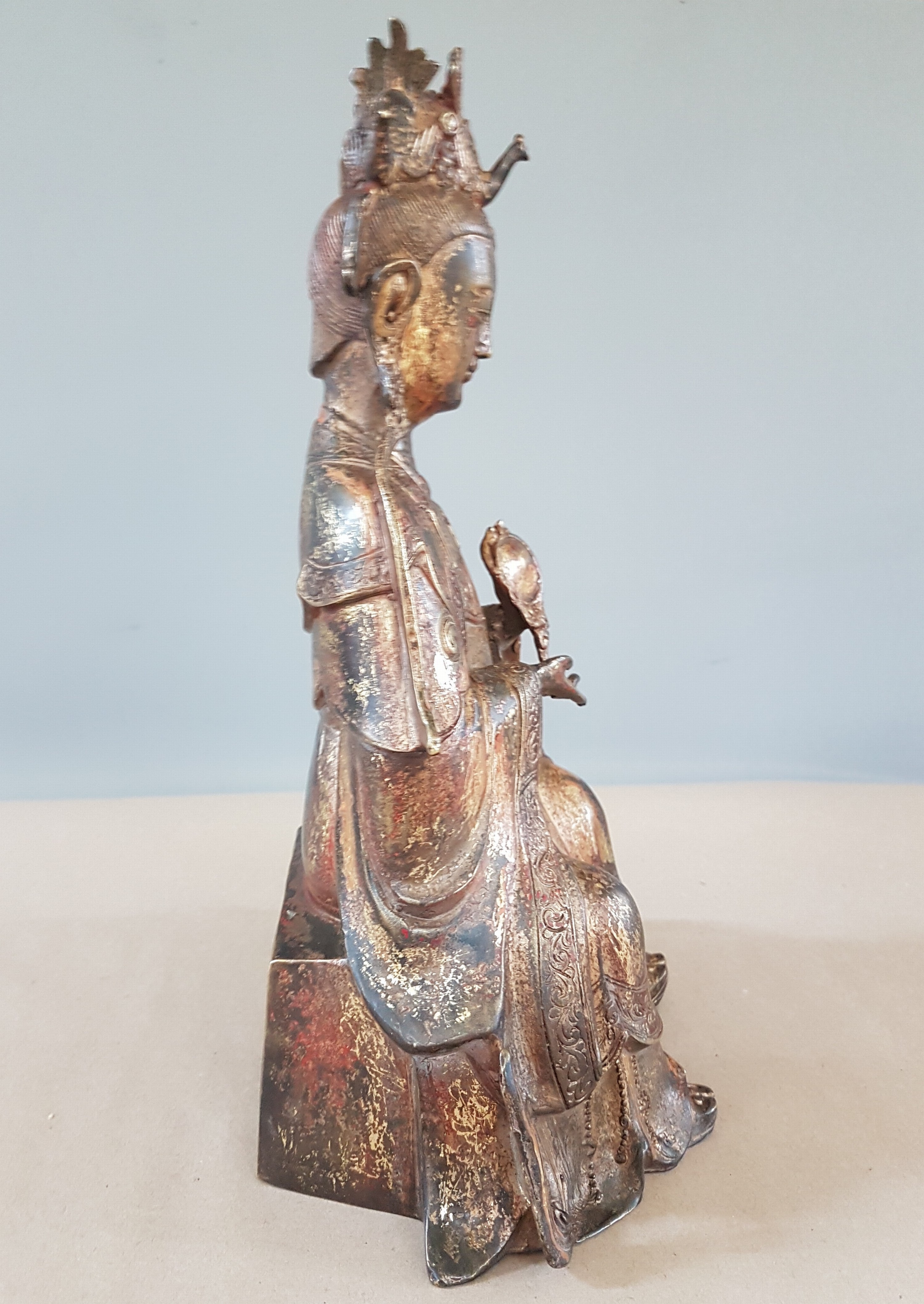 Detail t: Guan Yin, China, Anfang 20.Jh., Bronze, vergoldet und fragmentarisch rot gefasst, Darstellung einen Spiegel präsentierend, Sockel mit ...