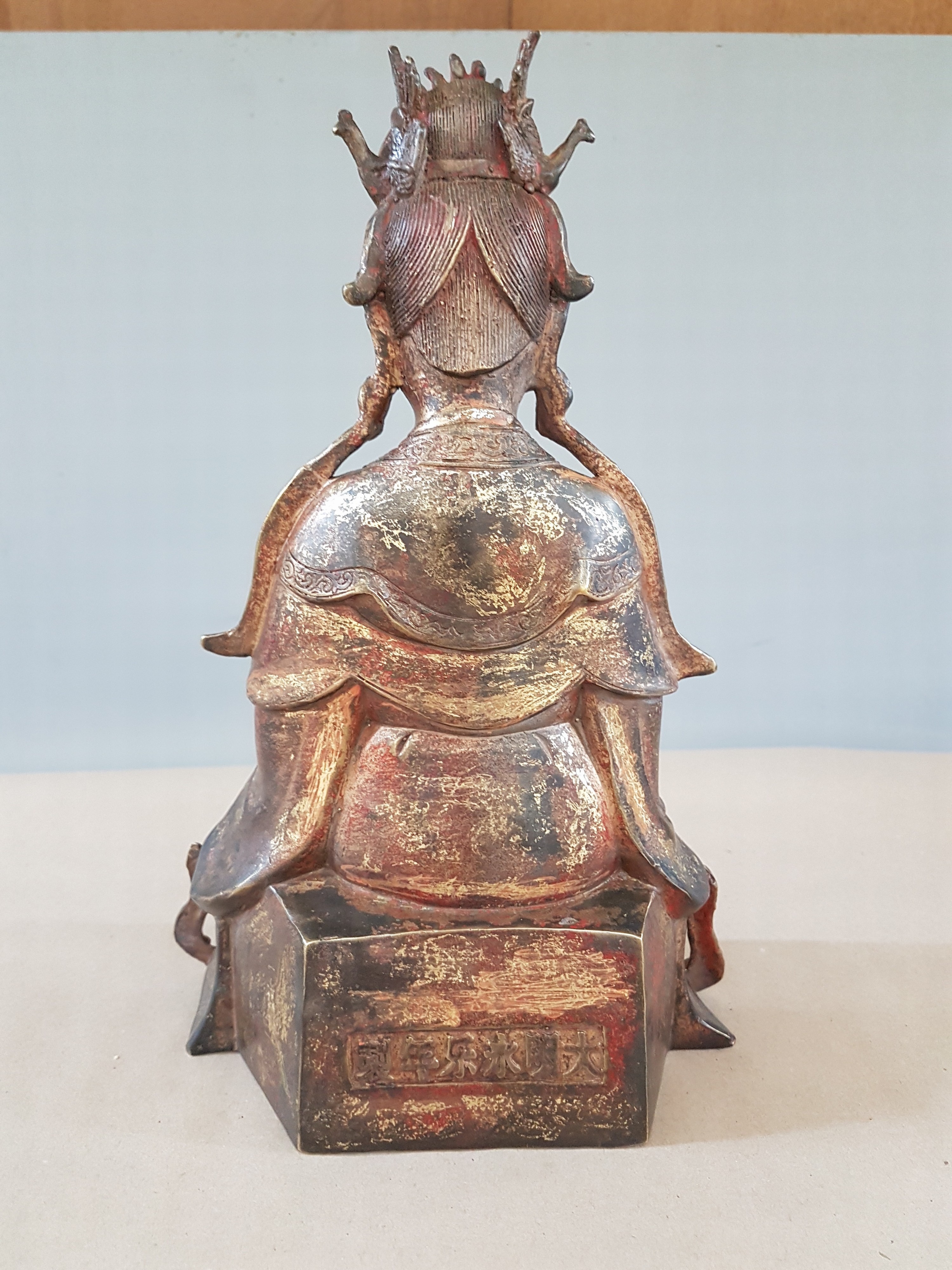 Detail u: Guan Yin, China, Anfang 20.Jh., Bronze, vergoldet und fragmentarisch rot gefasst, Darstellung einen Spiegel präsentierend, Sockel mit ...