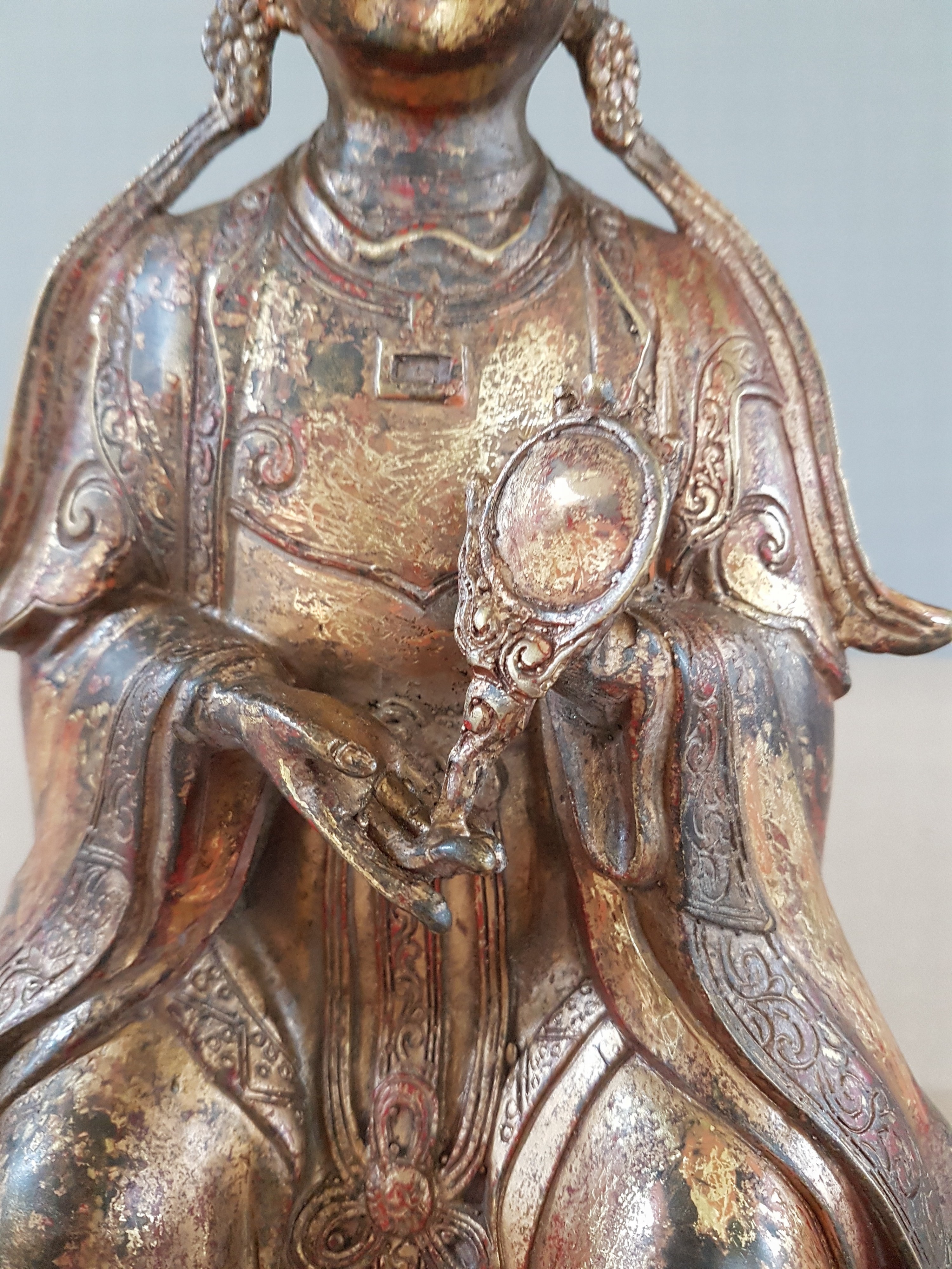 Detail w: Guan Yin, China, Anfang 20.Jh., Bronze, vergoldet und fragmentarisch rot gefasst, Darstellung einen Spiegel präsentierend, Sockel mit ...