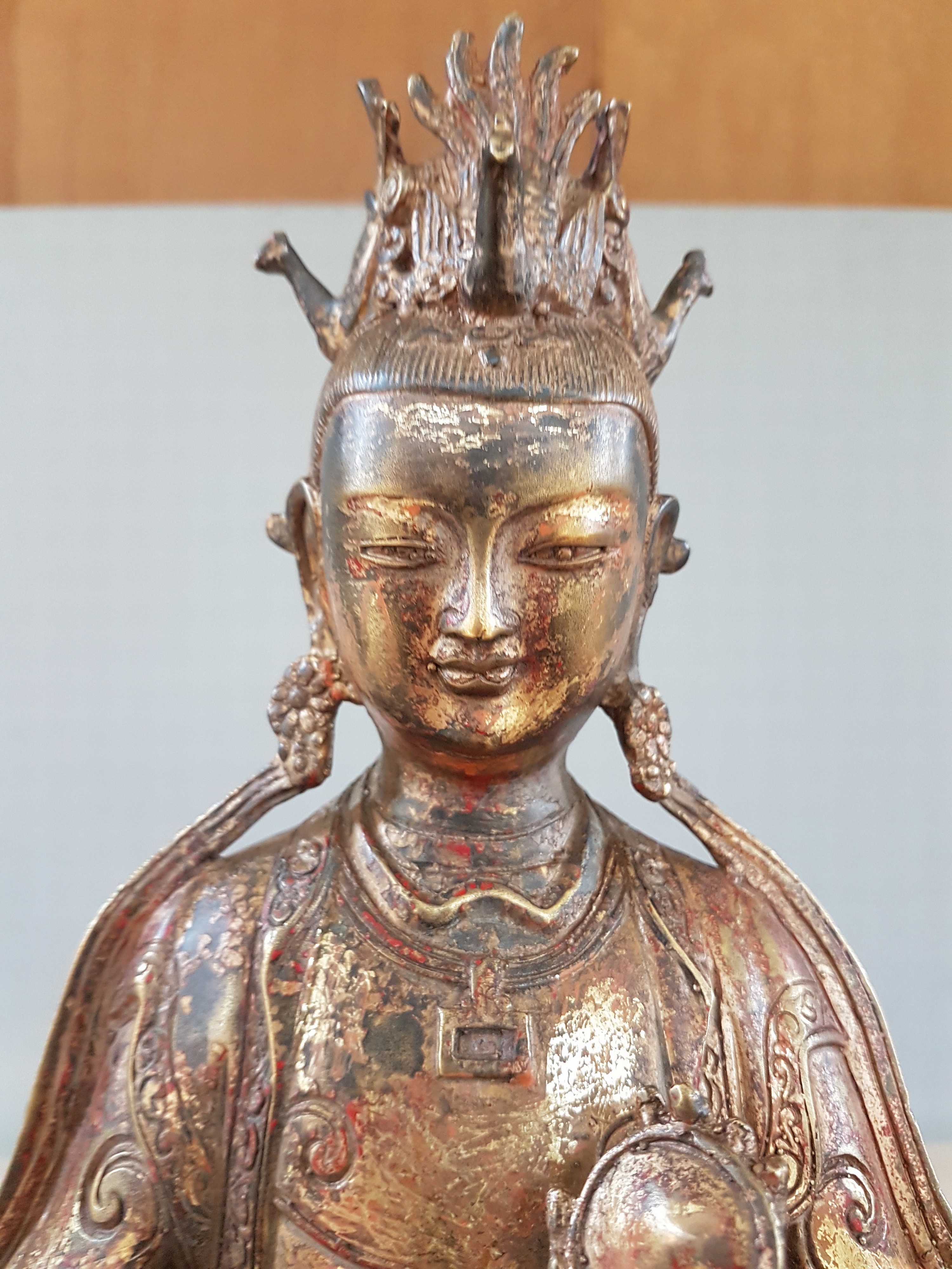 Detail x: Guan Yin, China, Anfang 20.Jh., Bronze, vergoldet und fragmentarisch rot gefasst, Darstellung einen Spiegel präsentierend, Sockel mit ...