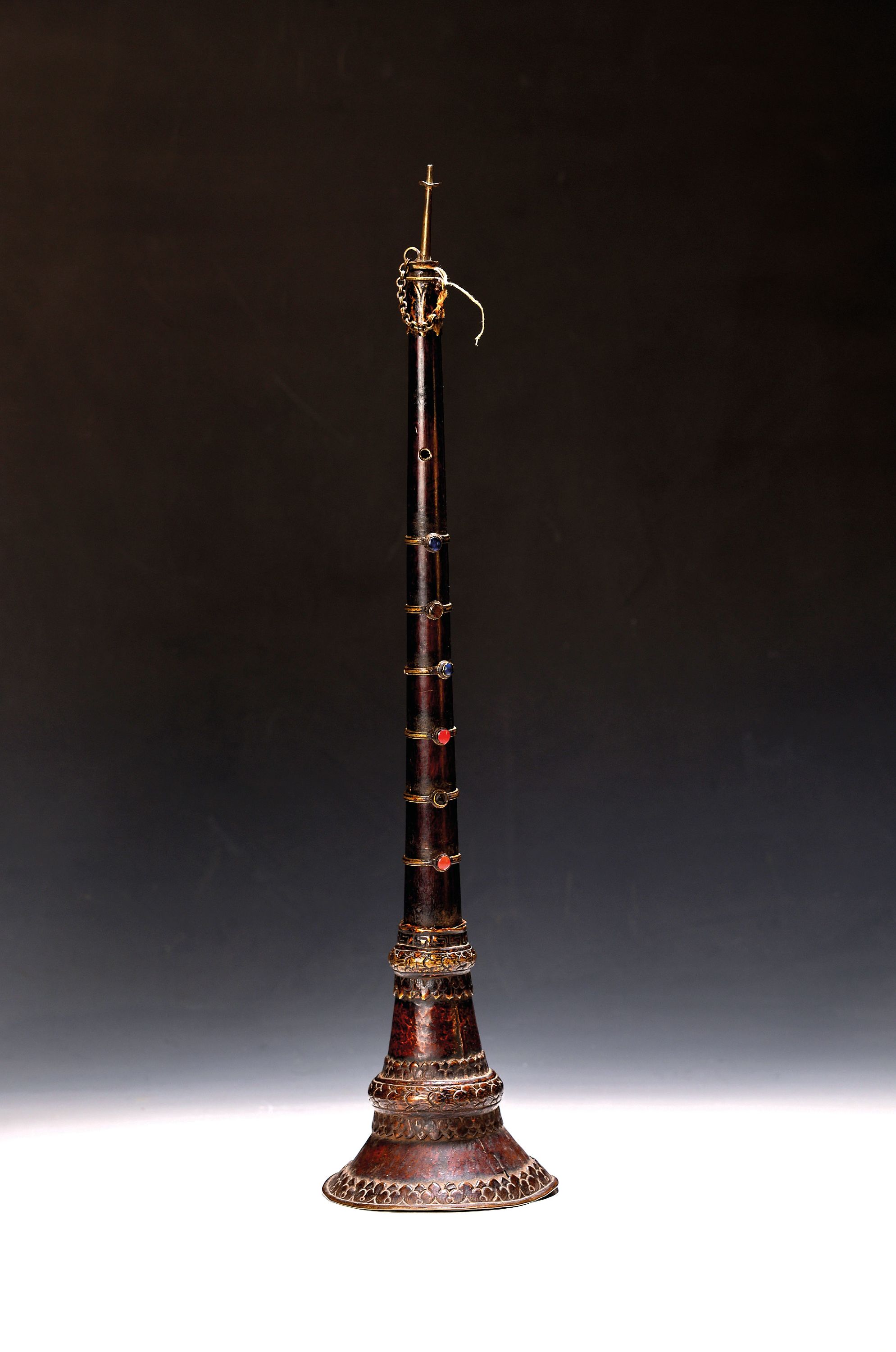 Image 27116159 - Schalmei, Tibet, 19.Jh., Holzkorpus, Beschlag aus Bronze und Messing, gefasste ...