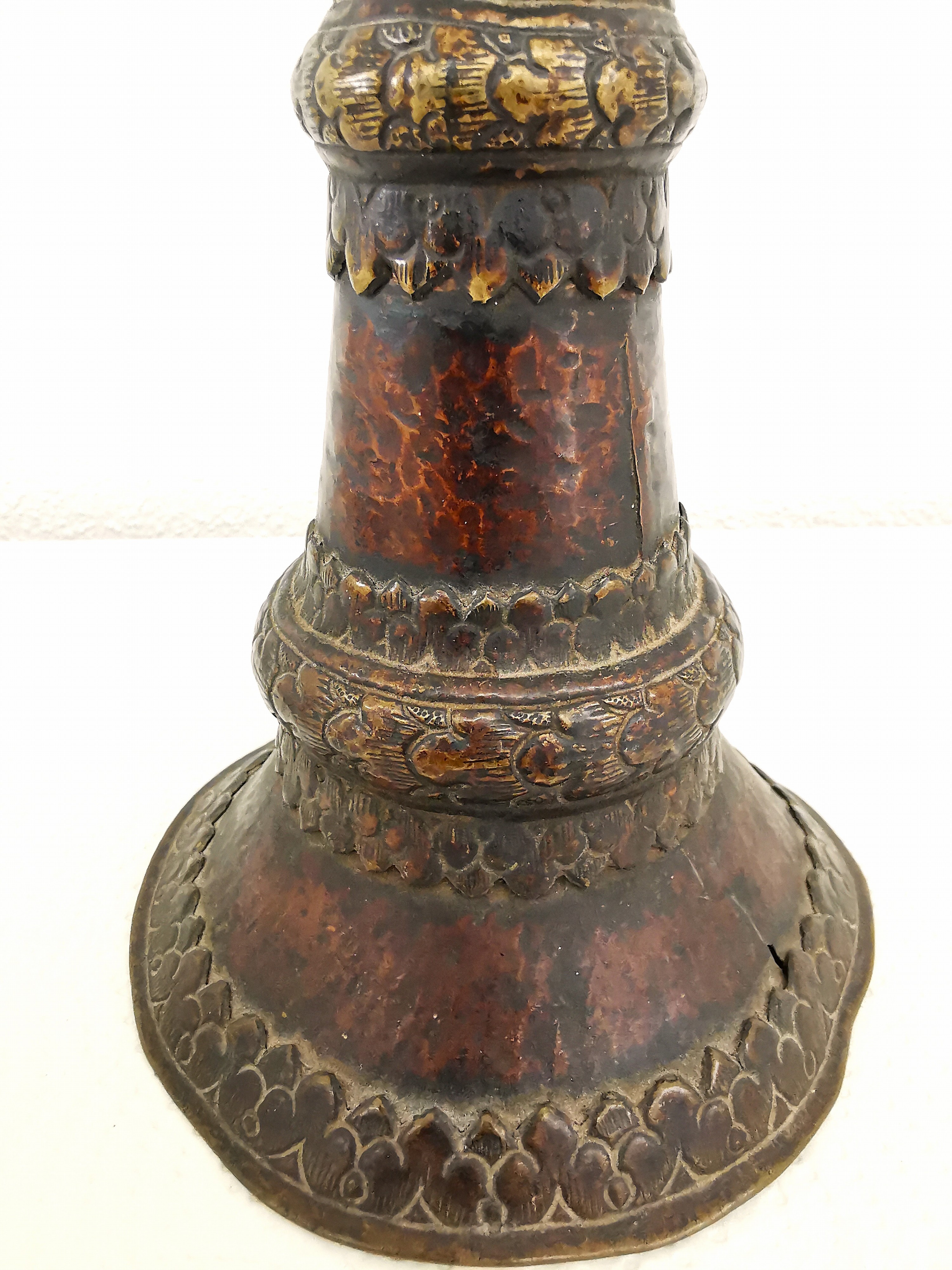 Detail a: Schalmei, Tibet, 19.Jh., Holzkorpus, Beschlag aus Bronze und Messing, gefasste Glassteine, angehängtes Mundstück, L. 54 cm; Provenienz: ...