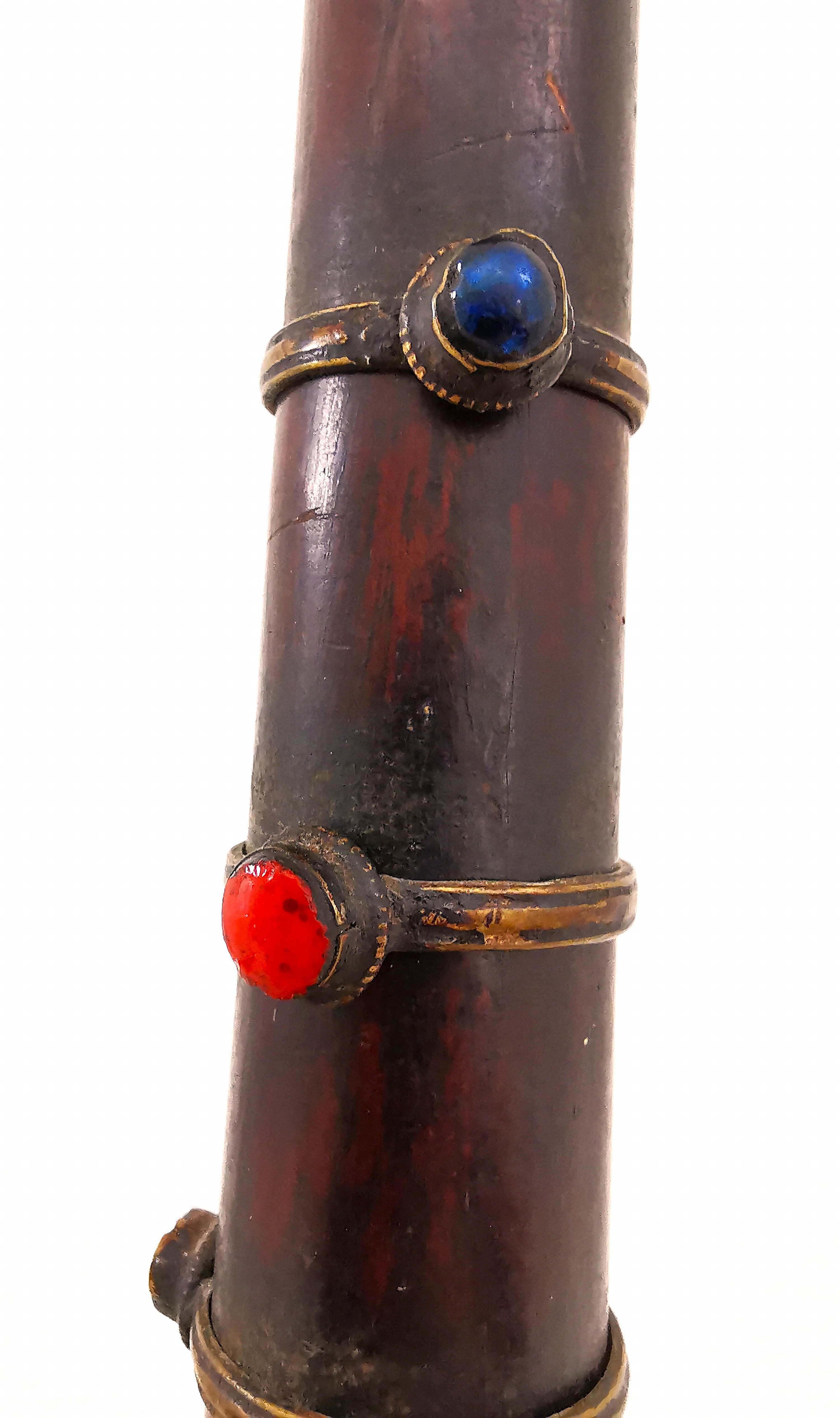 Detail b: Schalmei, Tibet, 19.Jh., Holzkorpus, Beschlag aus Bronze und Messing, gefasste Glassteine, angehängtes Mundstück, L. 54 cm; Provenienz: ...