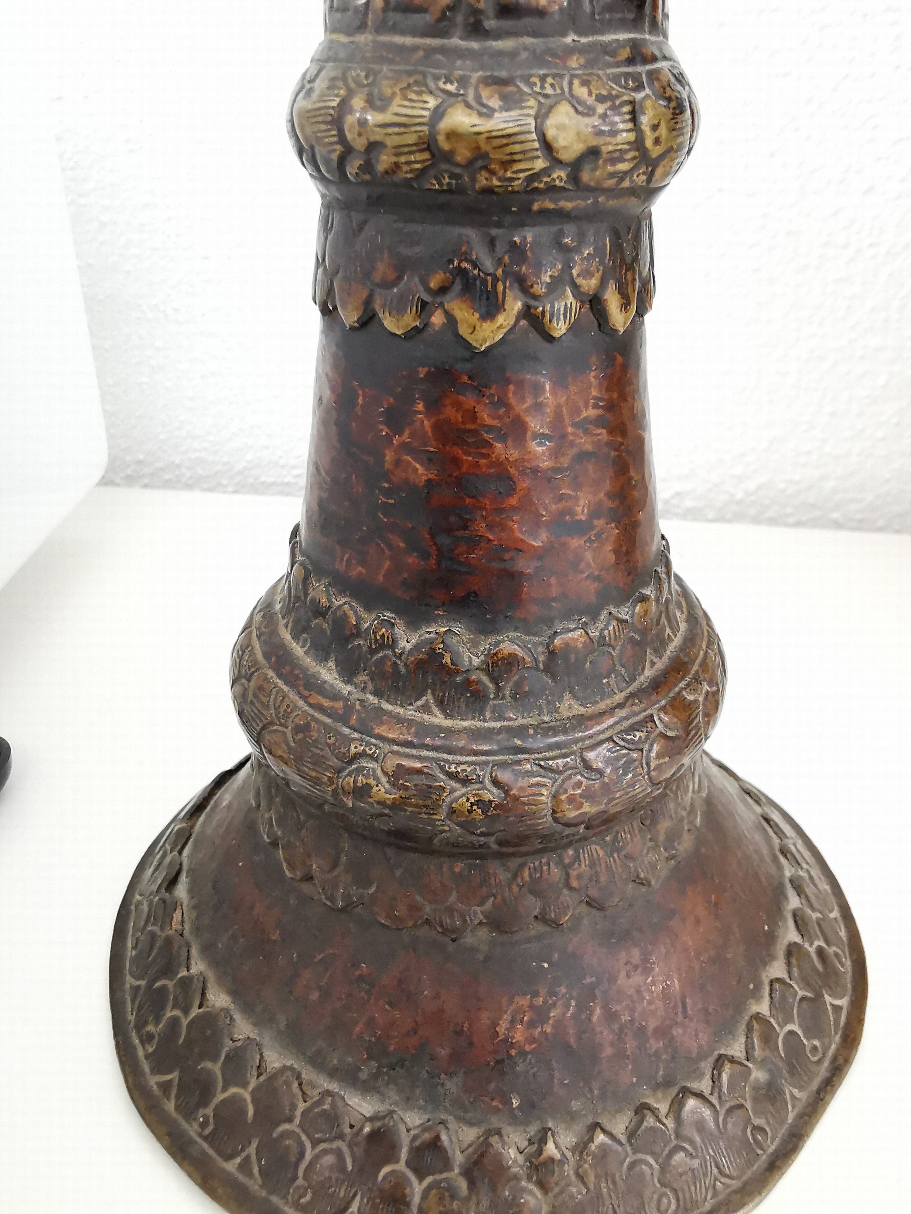 Detail c: Schalmei, Tibet, 19.Jh., Holzkorpus, Beschlag aus Bronze und Messing, gefasste Glassteine, angehängtes Mundstück, L. 54 cm; Provenienz: ...