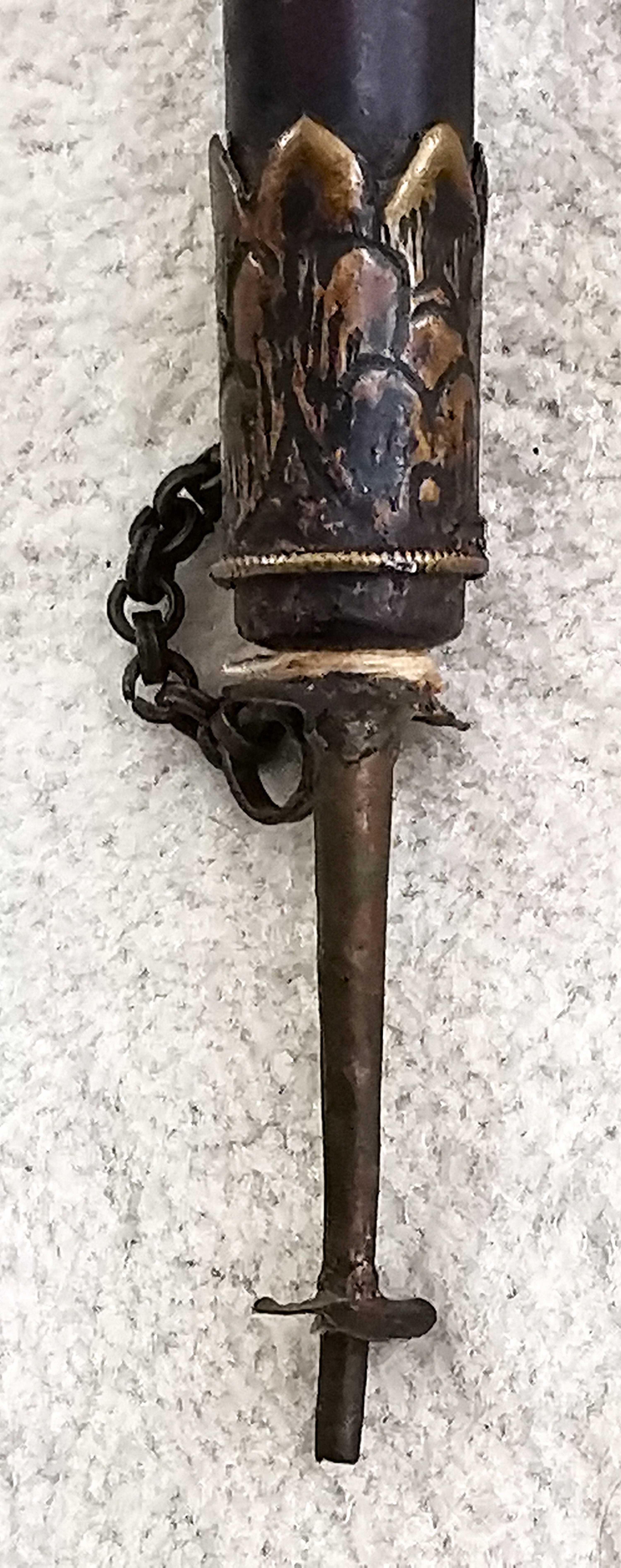 Detail e: Schalmei, Tibet, 19.Jh., Holzkorpus, Beschlag aus Bronze und Messing, gefasste Glassteine, angehängtes Mundstück, L. 54 cm; Provenienz: ...