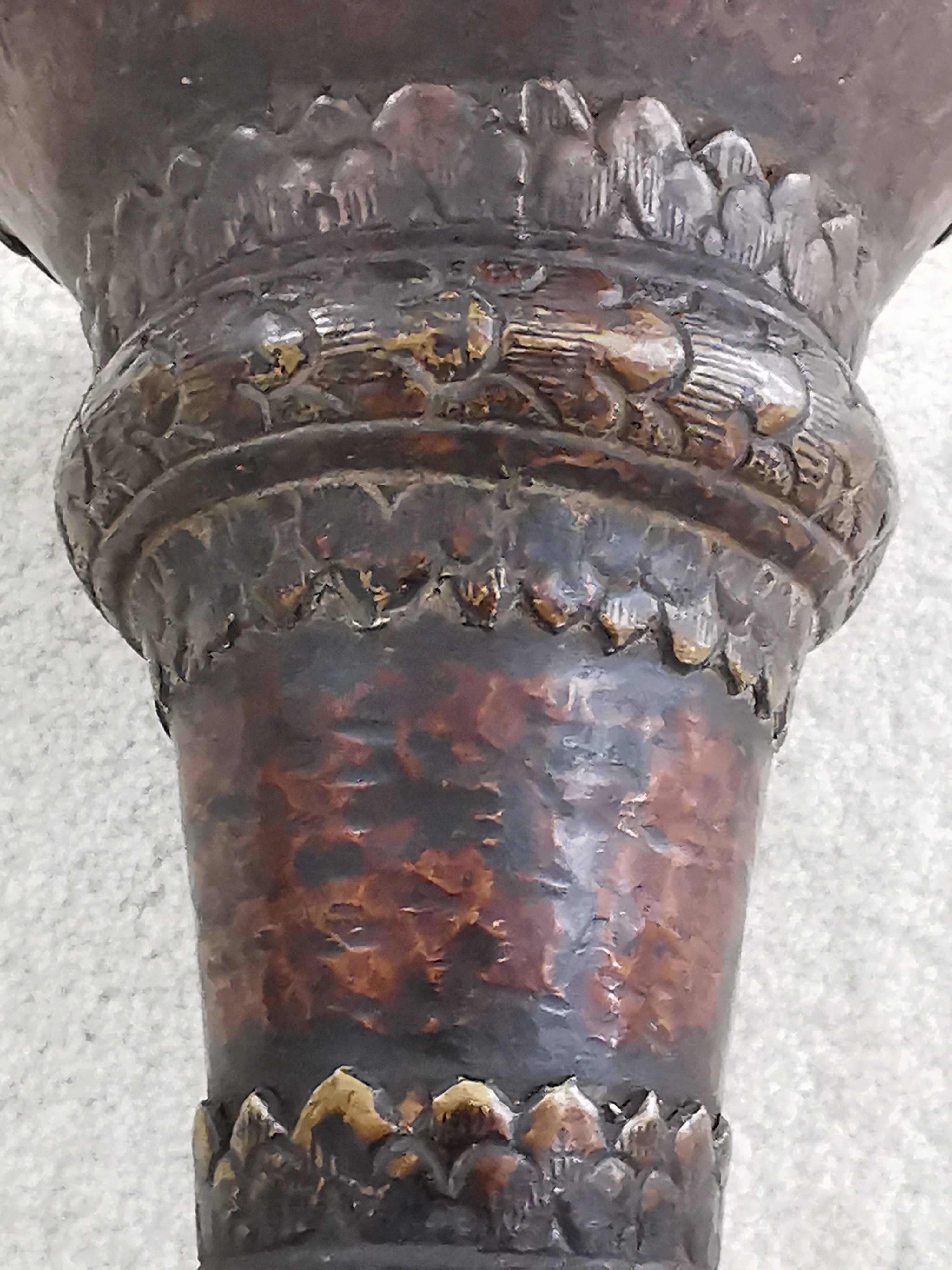 Detail f: Schalmei, Tibet, 19.Jh., Holzkorpus, Beschlag aus Bronze und Messing, gefasste Glassteine, angehängtes Mundstück, L. 54 cm; Provenienz: ...