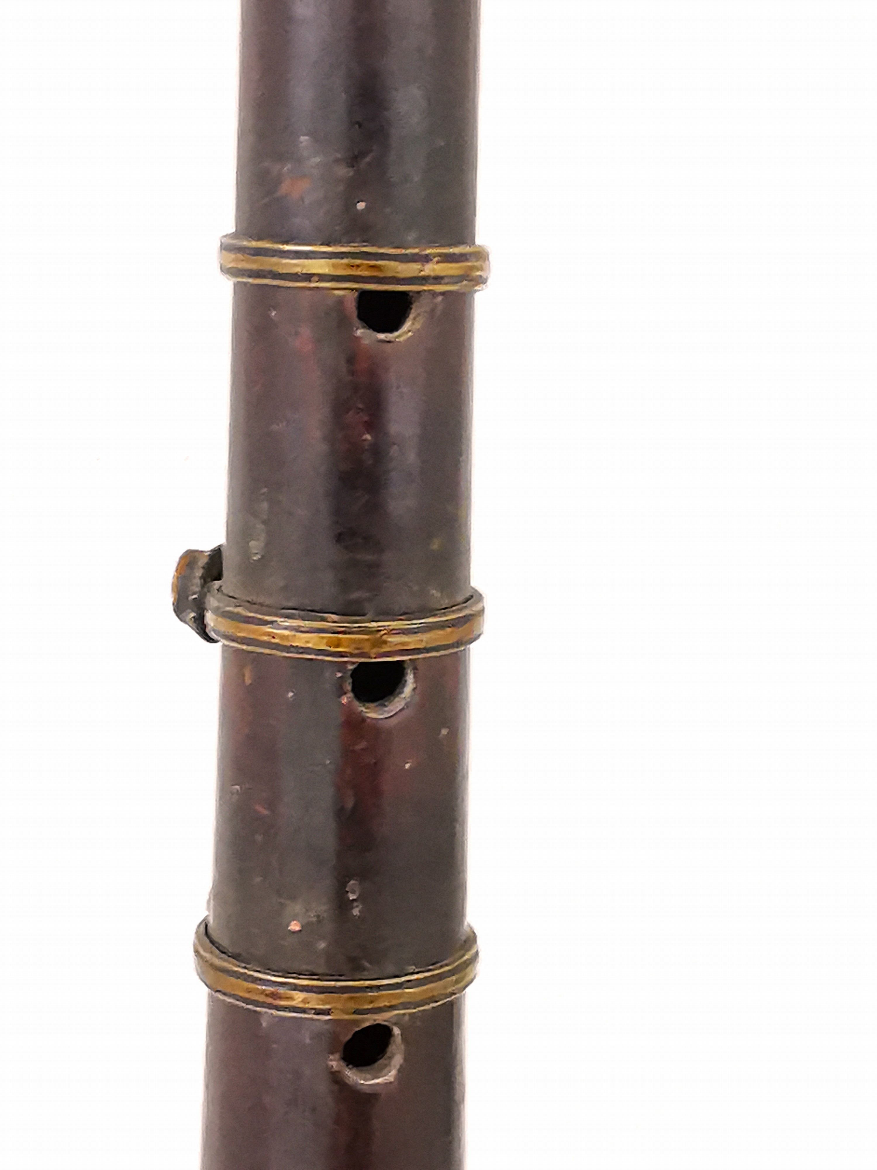 Detail g: Schalmei, Tibet, 19.Jh., Holzkorpus, Beschlag aus Bronze und Messing, gefasste Glassteine, angehängtes Mundstück, L. 54 cm; Provenienz: ...