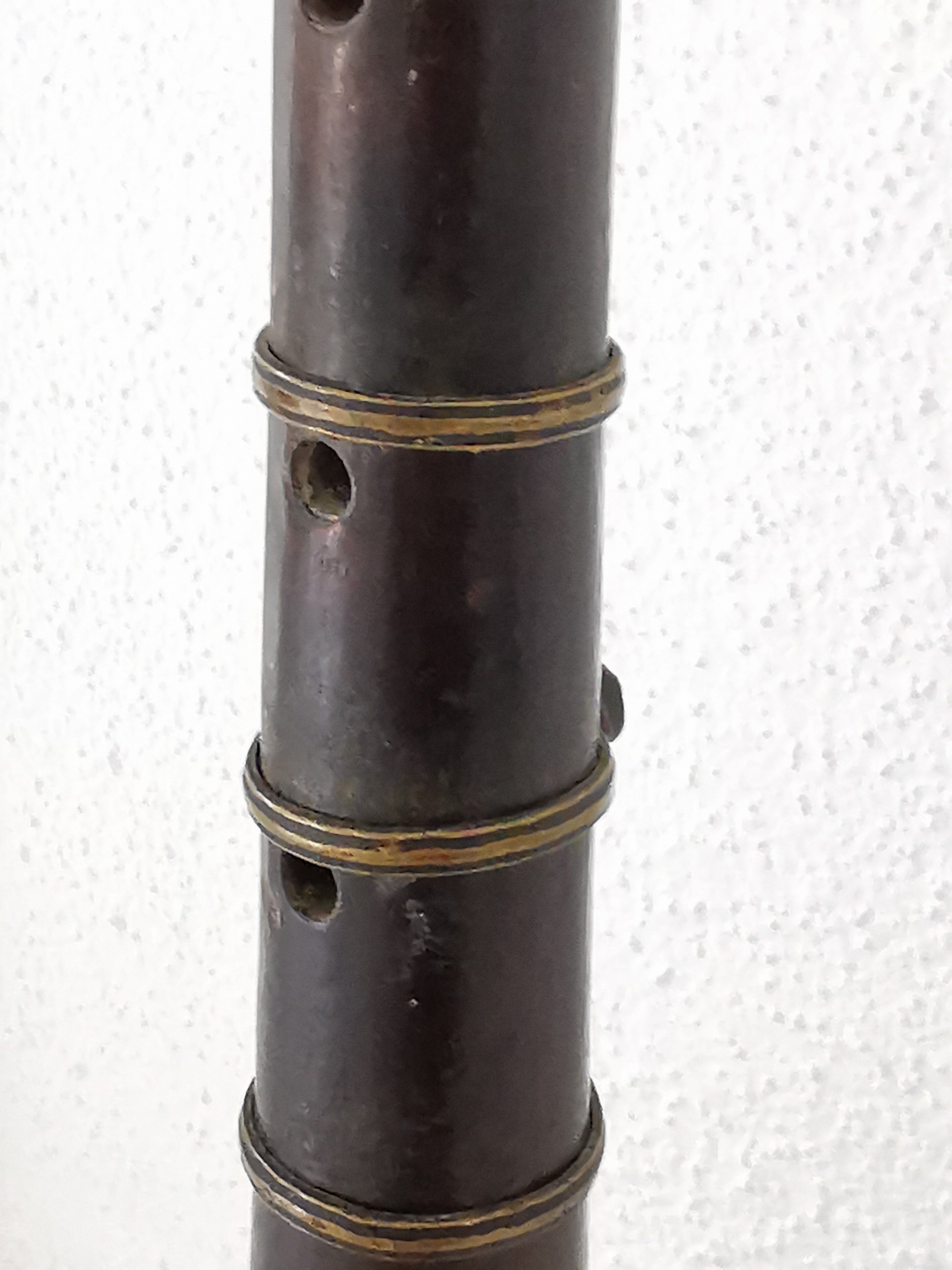 Detail h: Schalmei, Tibet, 19.Jh., Holzkorpus, Beschlag aus Bronze und Messing, gefasste Glassteine, angehängtes Mundstück, L. 54 cm; Provenienz: ...