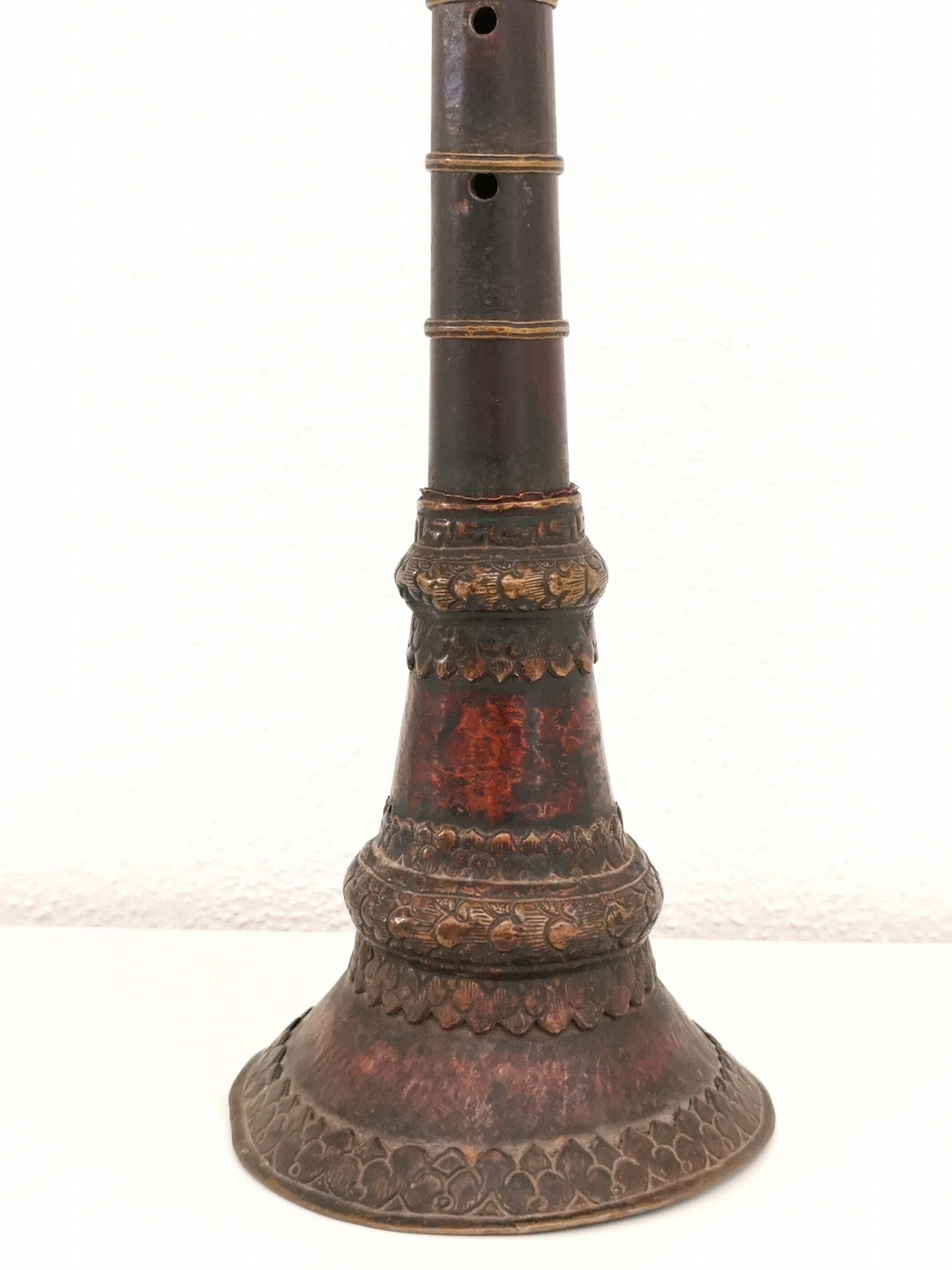 Detail i: Schalmei, Tibet, 19.Jh., Holzkorpus, Beschlag aus Bronze und Messing, gefasste Glassteine, angehängtes Mundstück, L. 54 cm; Provenienz: ...