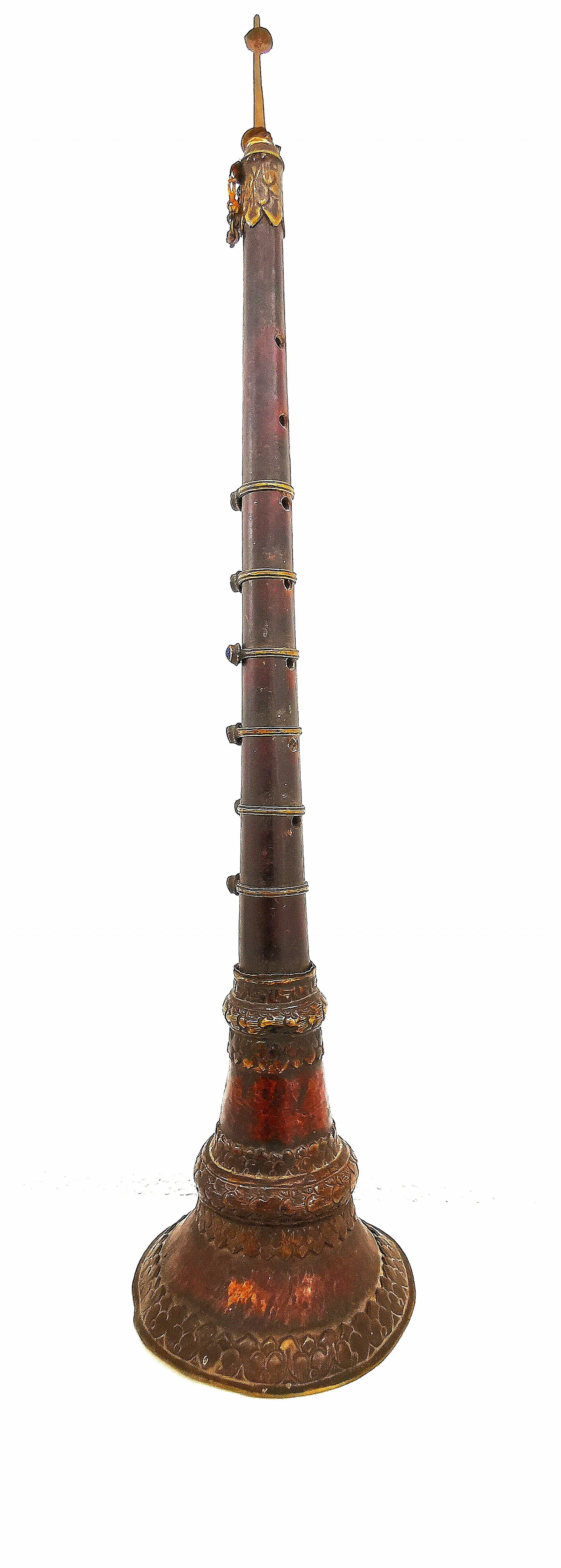 Detail j: Schalmei, Tibet, 19.Jh., Holzkorpus, Beschlag aus Bronze und Messing, gefasste Glassteine, angehängtes Mundstück, L. 54 cm; Provenienz: ...