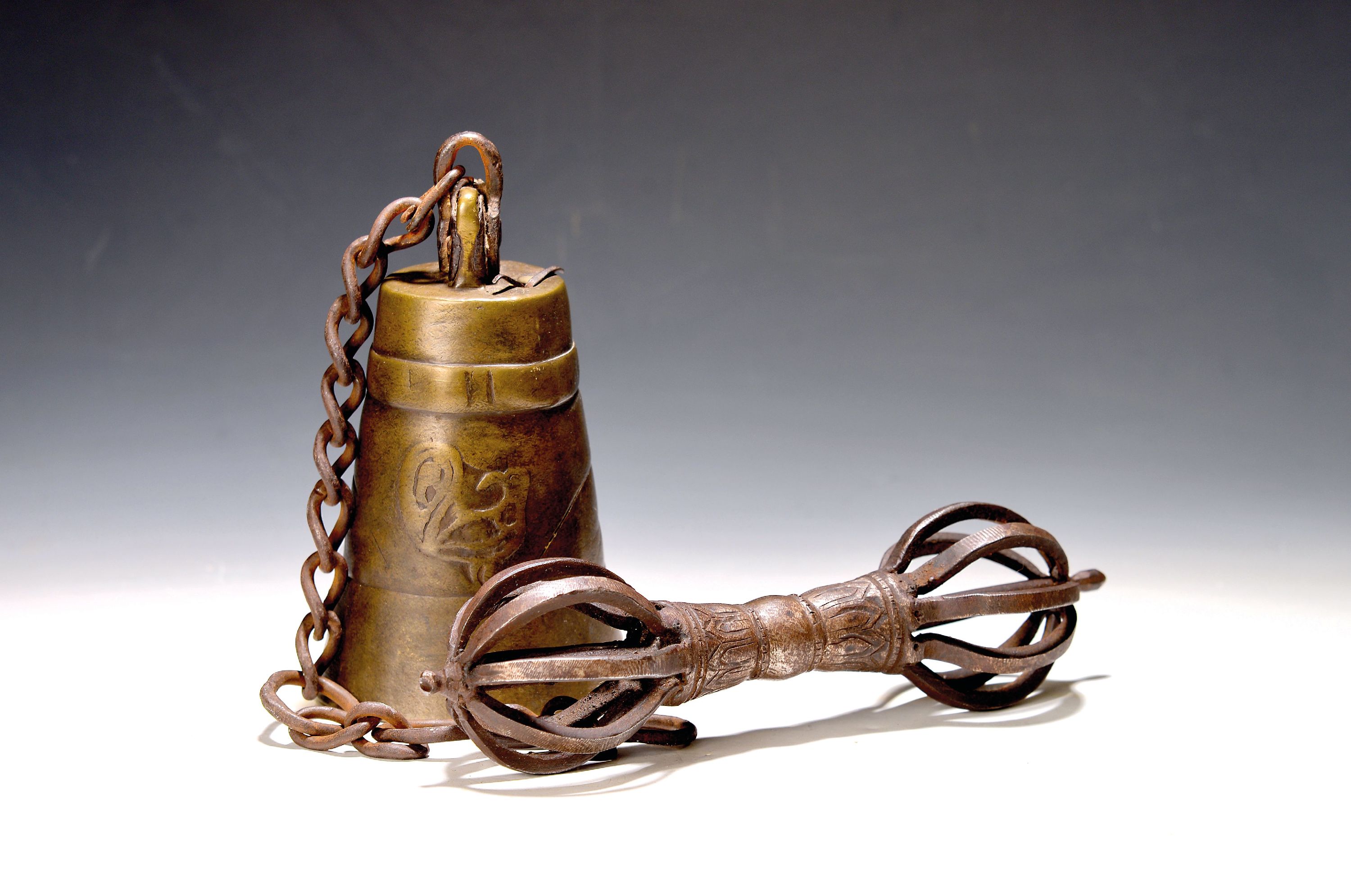 Image 27116160 - Vajra und Glocke, Himalaya-Region, 19./20.Jh. , achtstrahliges Vajra aus Eisen, L. 27 ...
