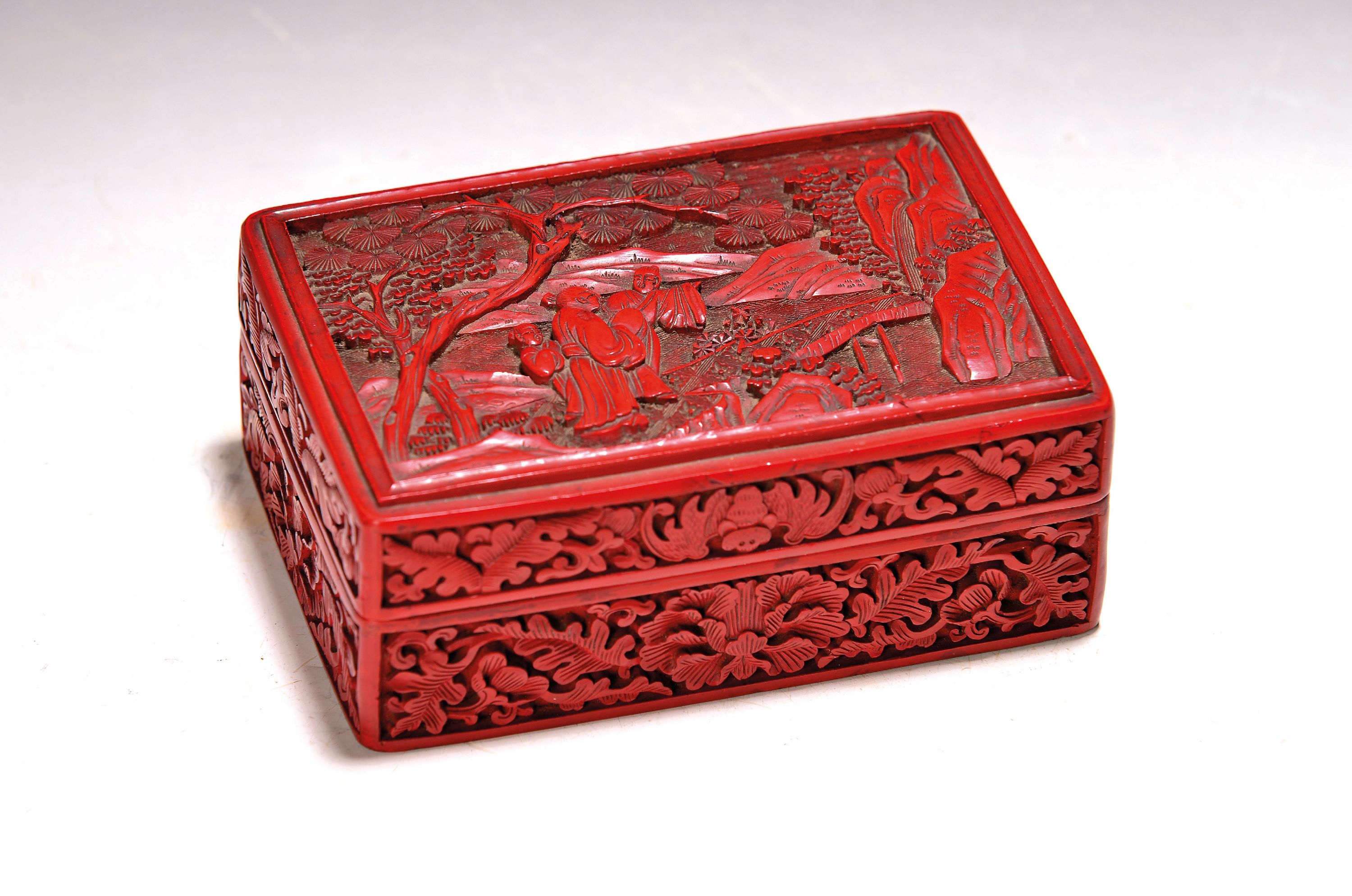 Image 27116161 - Rotlackdose, China, Quing-Dynastie bzw. um 1900, Holzkorpus, Rotlack umlaufend ...