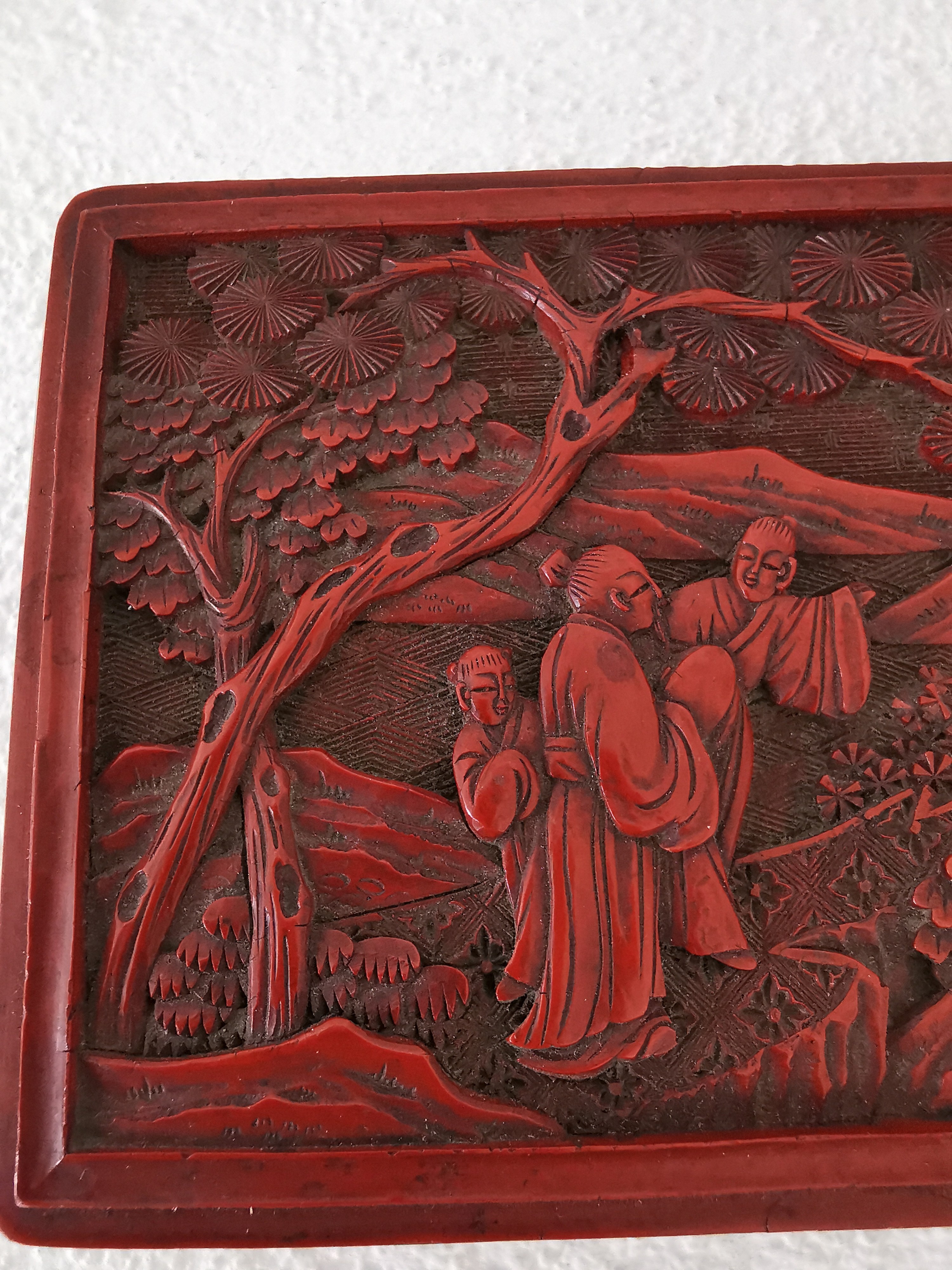 Detail a: Rotlackdose, China, Quing-Dynastie bzw. um 1900, Holzkorpus, Rotlack umlaufend geschnitzt z.T. Fledermausmotive als Glückssymbolik, Deckel mit ...