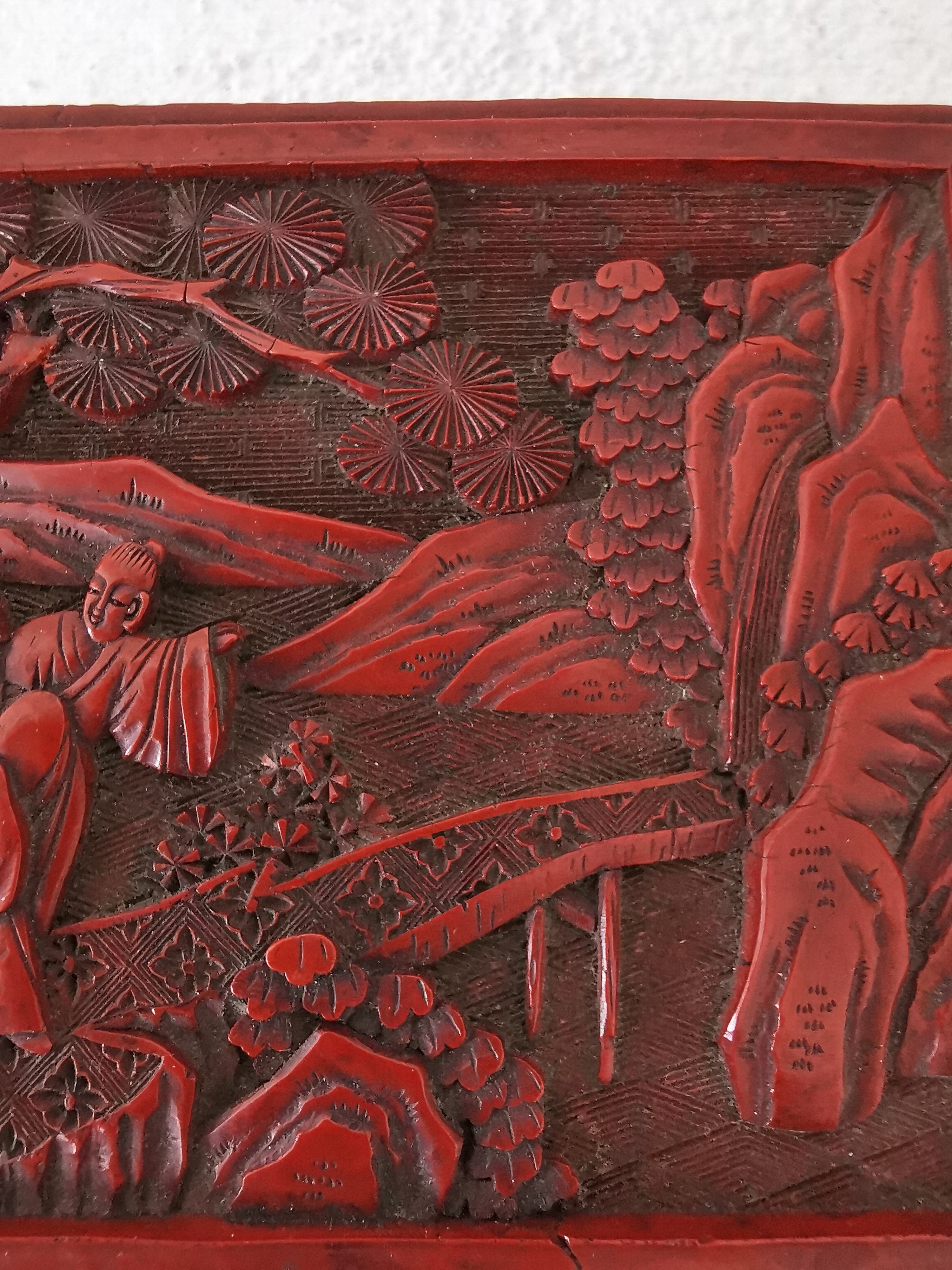 Detail b: Rotlackdose, China, Quing-Dynastie bzw. um 1900, Holzkorpus, Rotlack umlaufend geschnitzt z.T. Fledermausmotive als Glückssymbolik, Deckel mit ...