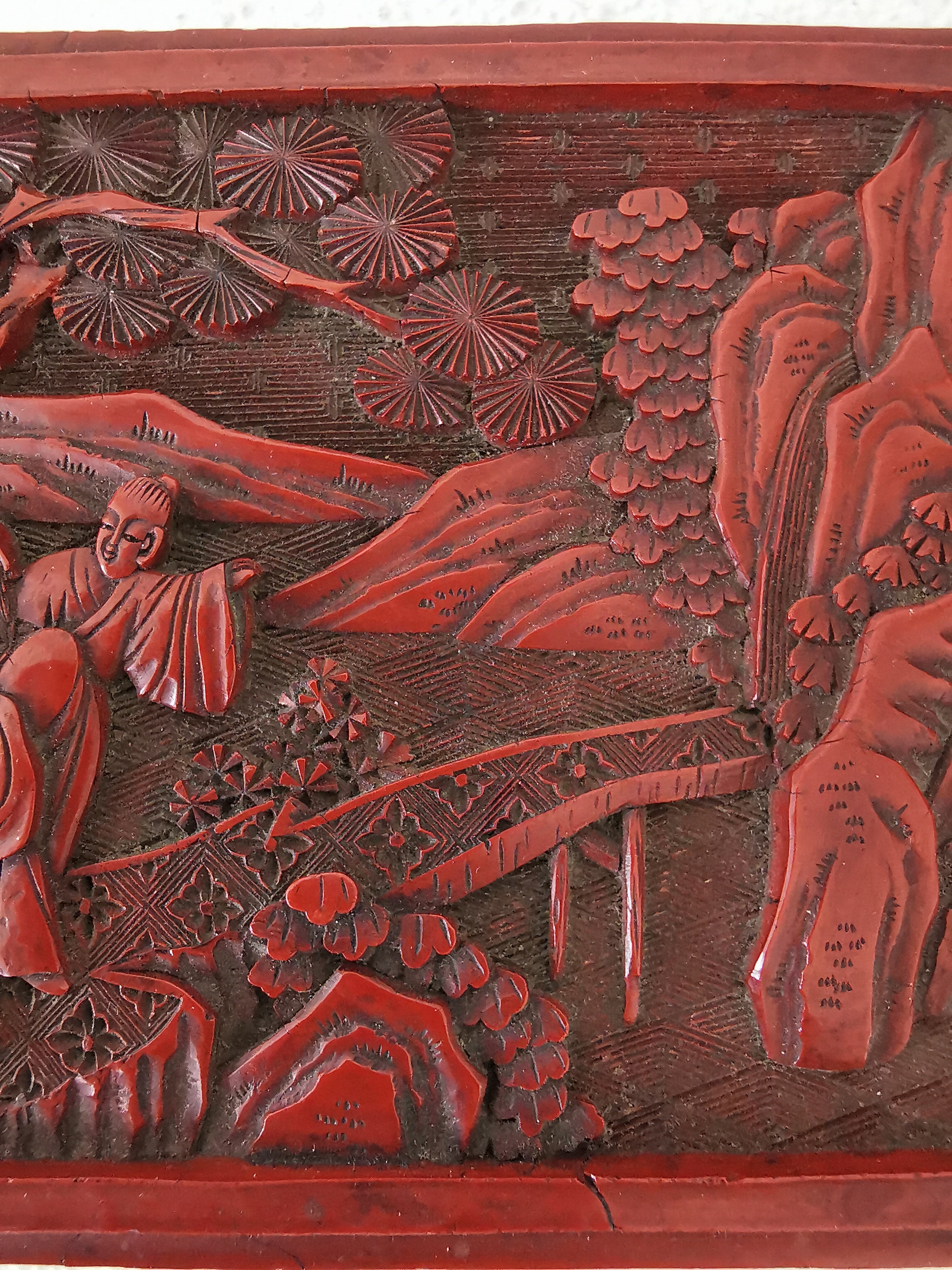 Detail c: Rotlackdose, China, Quing-Dynastie bzw. um 1900, Holzkorpus, Rotlack umlaufend geschnitzt z.T. Fledermausmotive als Glückssymbolik, Deckel mit ...